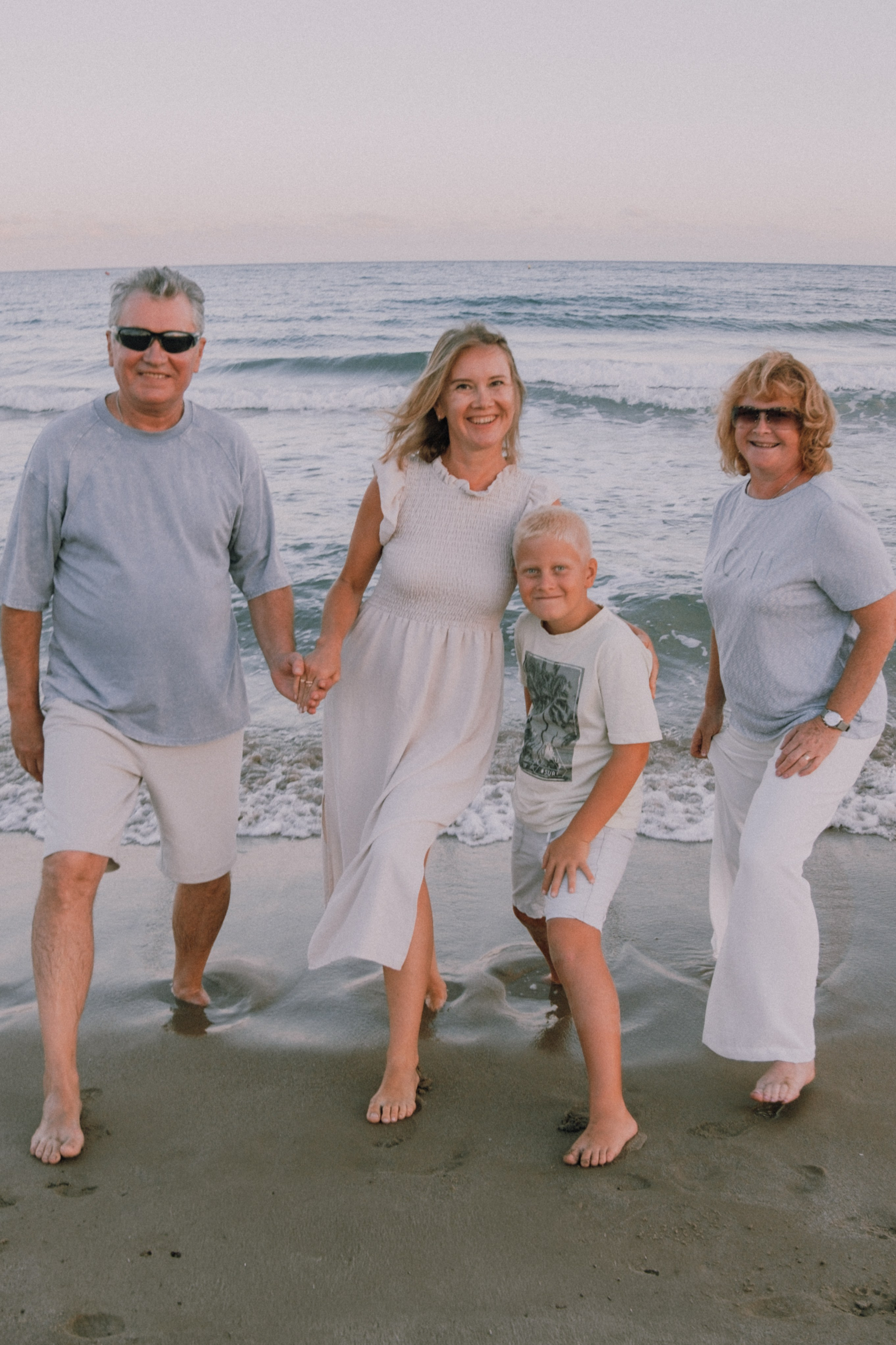 Sesión familiar en la playa. Fotografía profesional en Calafell - Elena Medvedeva