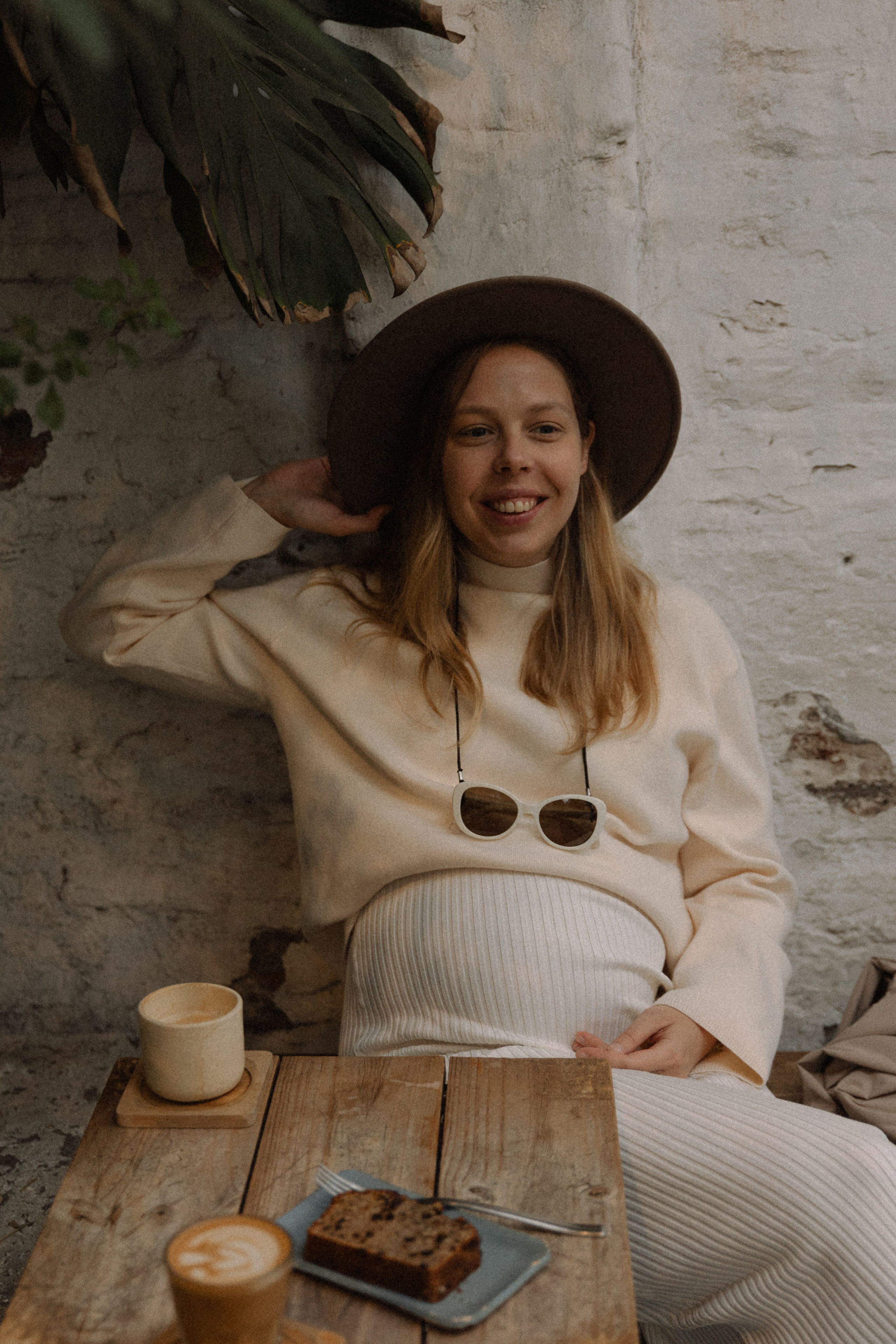 Lifestyle Maternity Photoshoot in Santiago — Natural Light & Real Emotion. Photographer in Santiago, Chile Anna Almazova