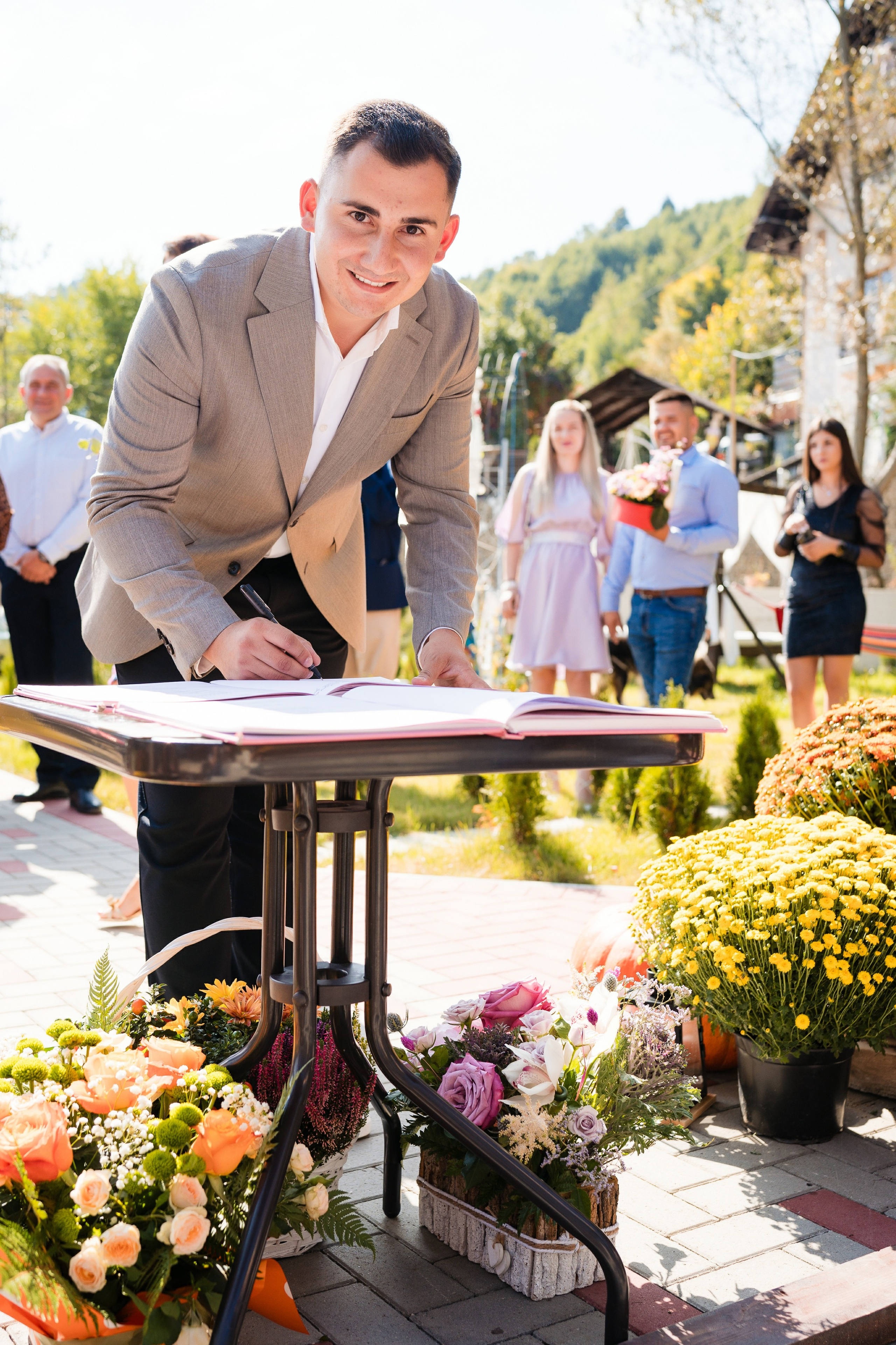 Mirele semna actele la primarie la cununia civila 