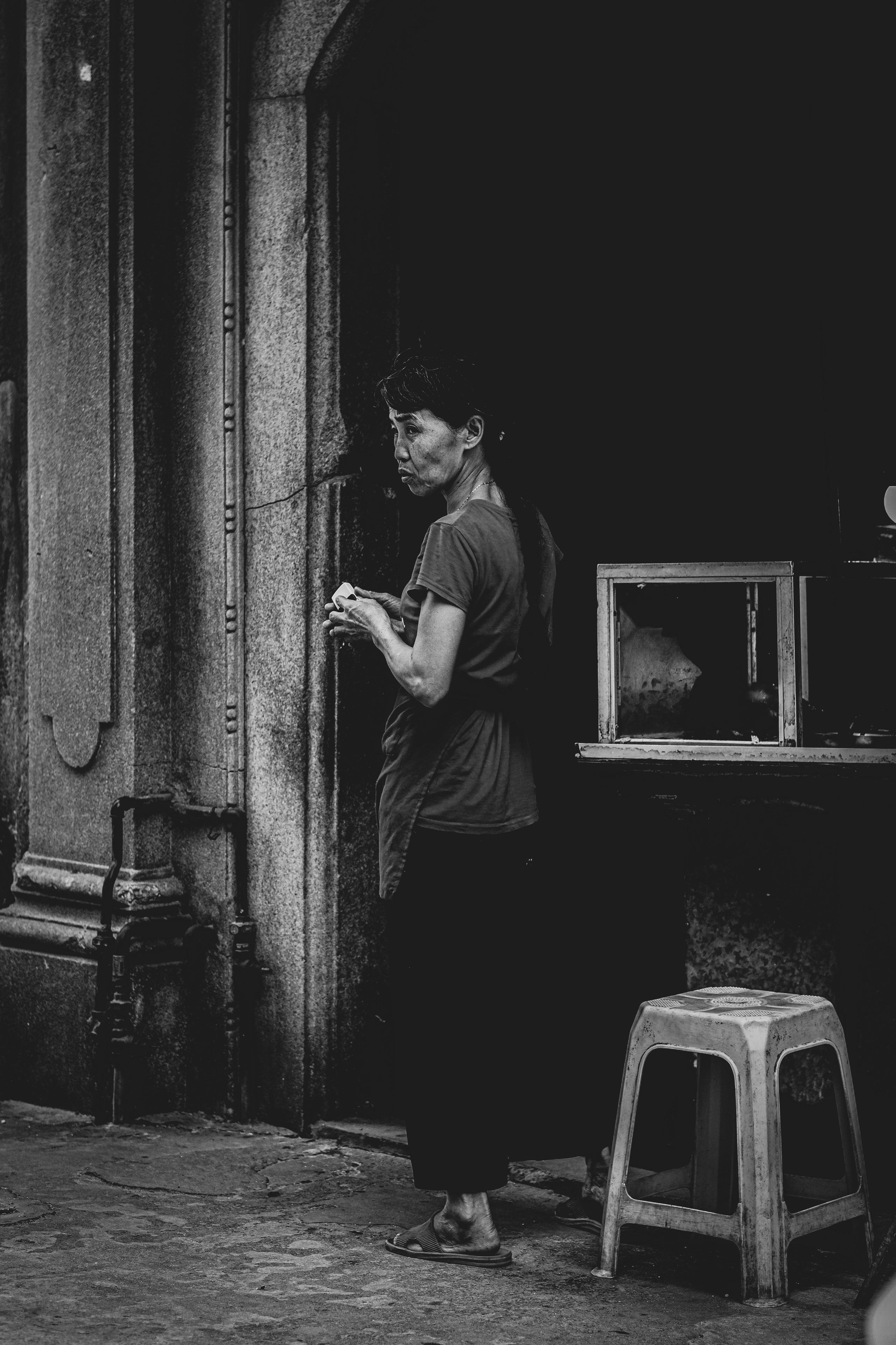 Chinese Woman | Black and White photography | Shantou City | Black and White photography | Street Photography  | China in Black & White photographs | 中国女人 | 黑白摄影 | 汕头市 | 黑白摄影 | 街头摄影 | 黑白照片中的中国