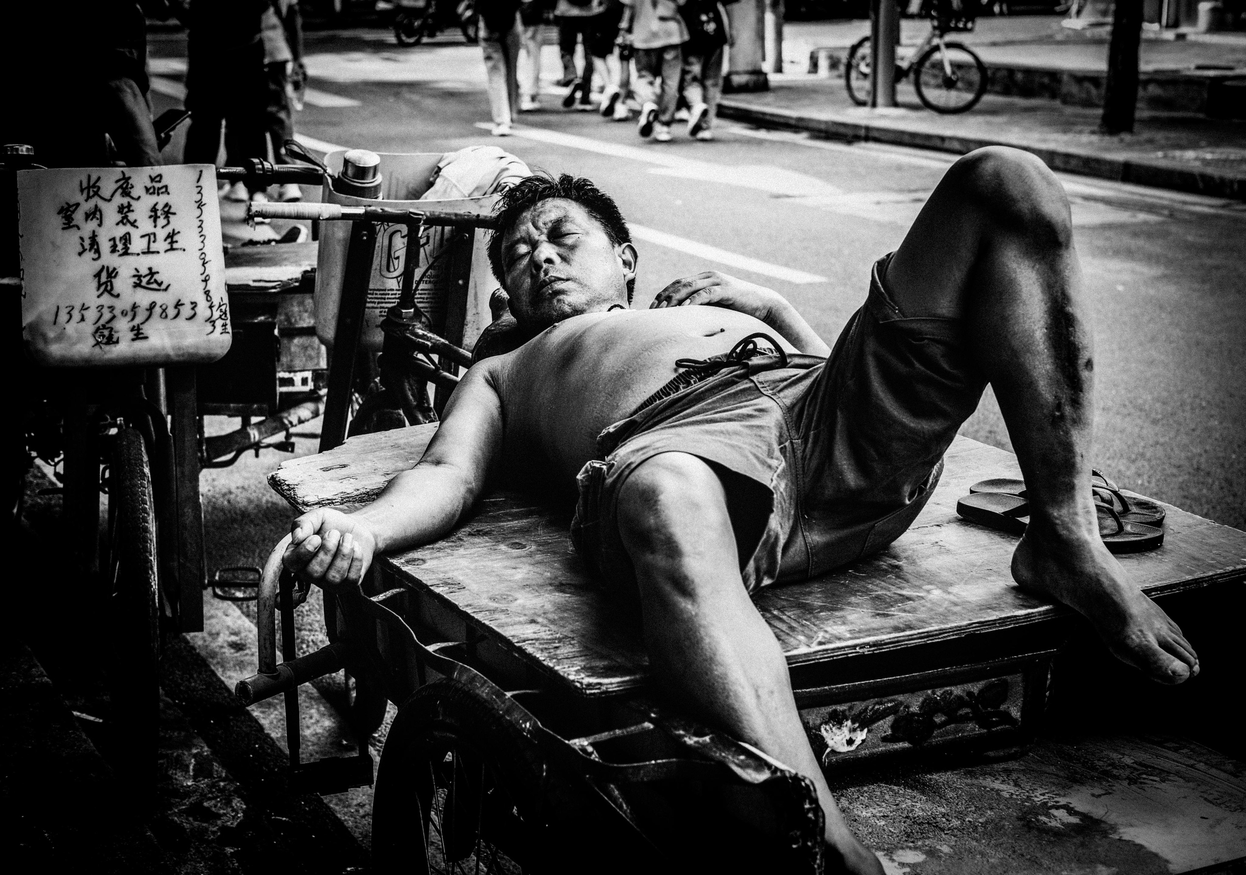 It's Time to Siesta | China in Black & White photographs | Black & White Photography | Guangzhou Streets | 午睡时间到了 | 黑白照片中的中国 | 高分辨率照片| 黑白摄影 | 广州街头