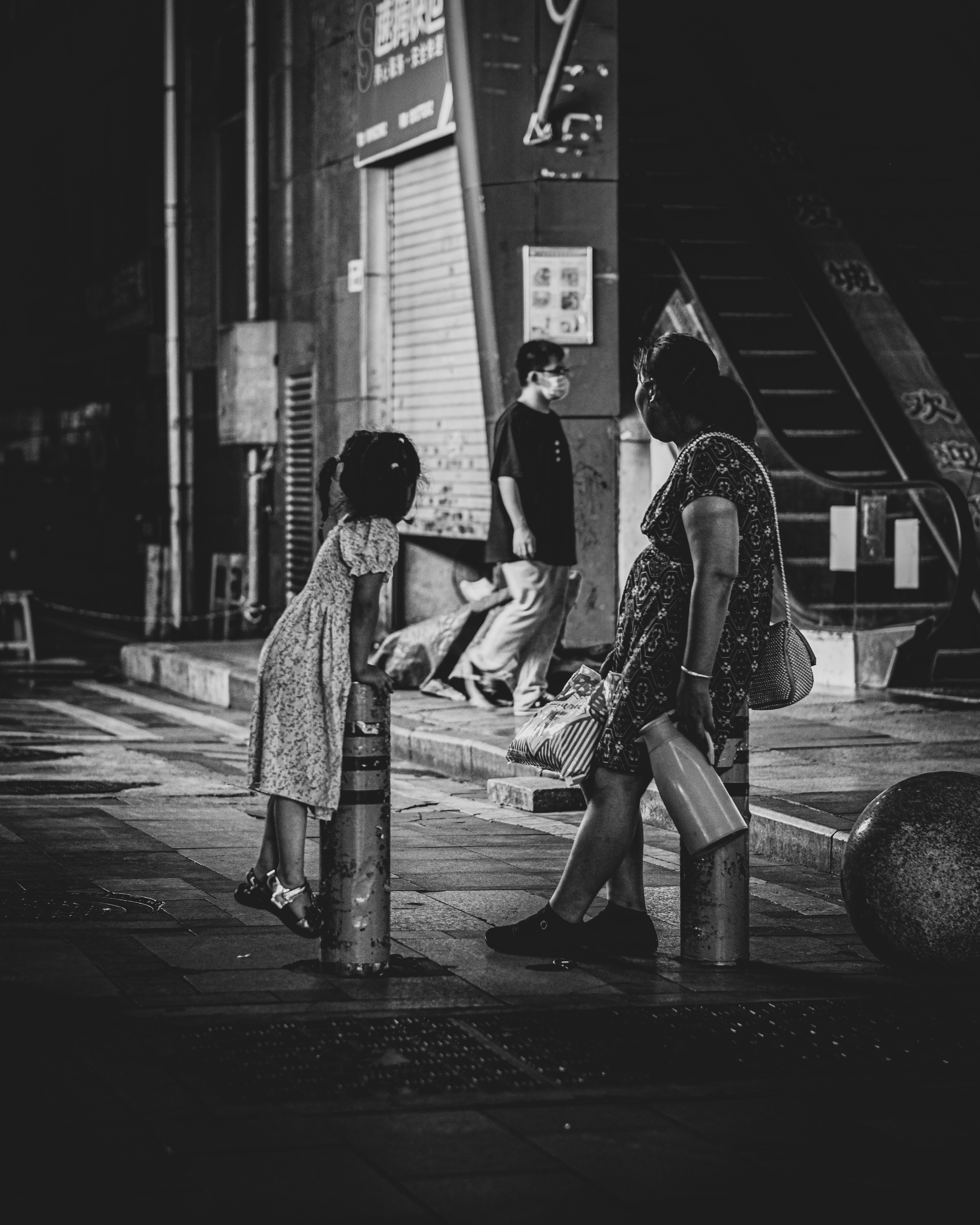 Grandmother and Granddaughter | Black and White photography | Street Photography  | China in Black & White photographs | Shenzhen City | 祖母和孙女| 黑白摄影 | 街头摄影 | 中国黑白照片| 高分辨率照片| 深圳市