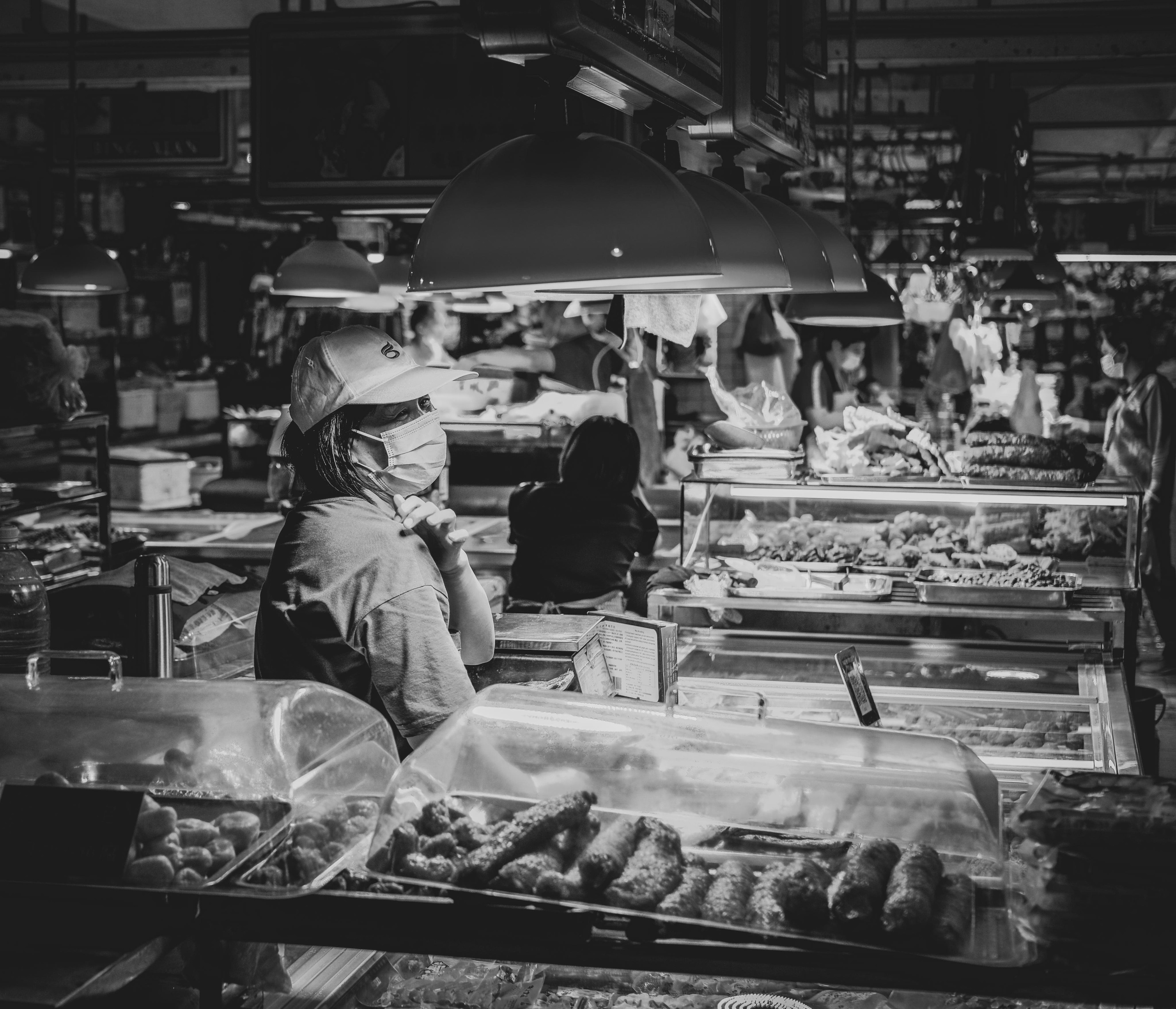 Shop assistant | Meat Market in Guangzhou | Guangzhou City | China in Black & White photographs | 店员 | 广州肉类市场| 广州市 | 黑白照片中的中国| 高分辨率照片