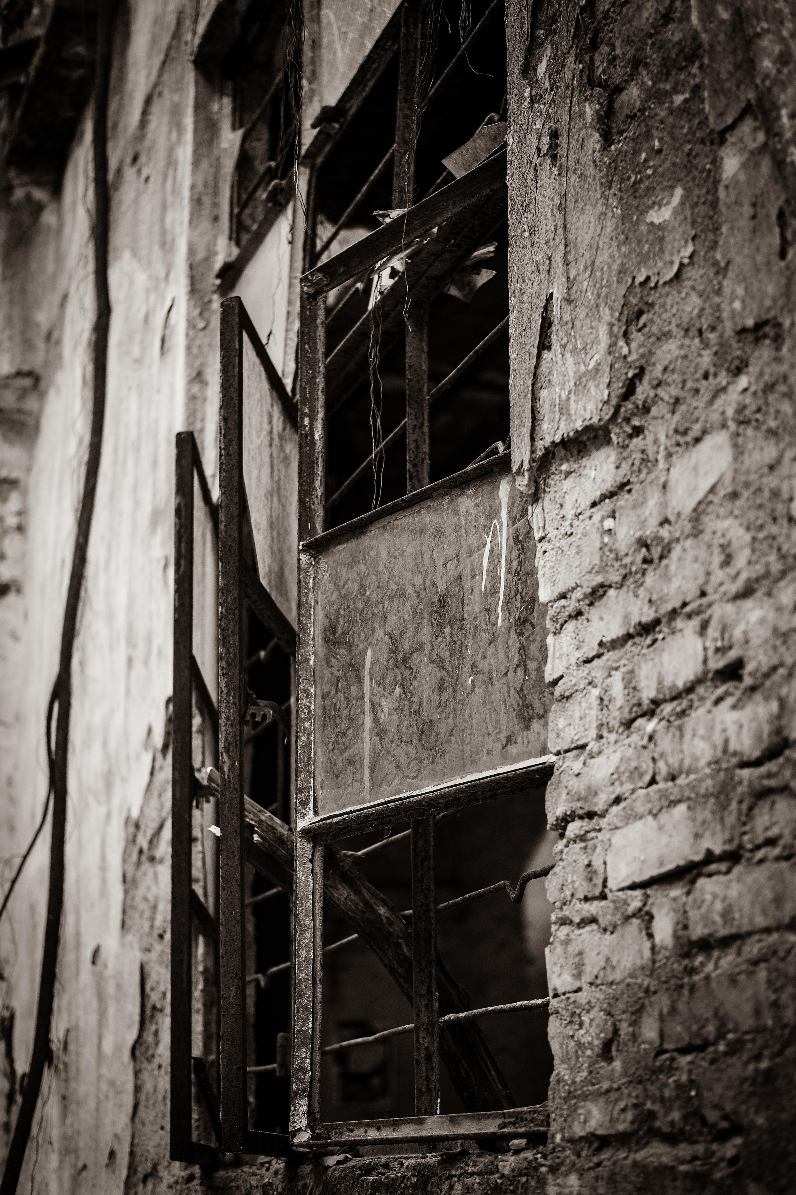Broken windows | Abandoned buildings | Old Town Buildings In Huizhou | Huizhou City | China | Camera: FUJIFILM X-Pro3 35mm F2.0