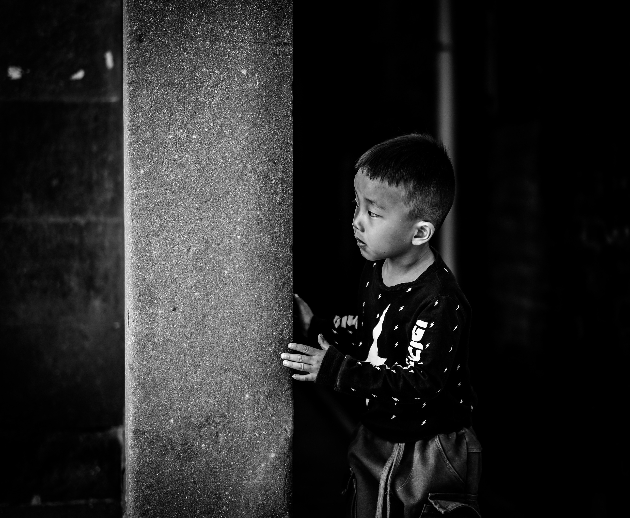 A boy | Street Photography | China in Black & White photographs | Black & White Streets | Dongguan | 一个男孩 | 街头摄影| 黑白照片中的中国 | 高分辨率照片| 黑白街道 | 东莞 |