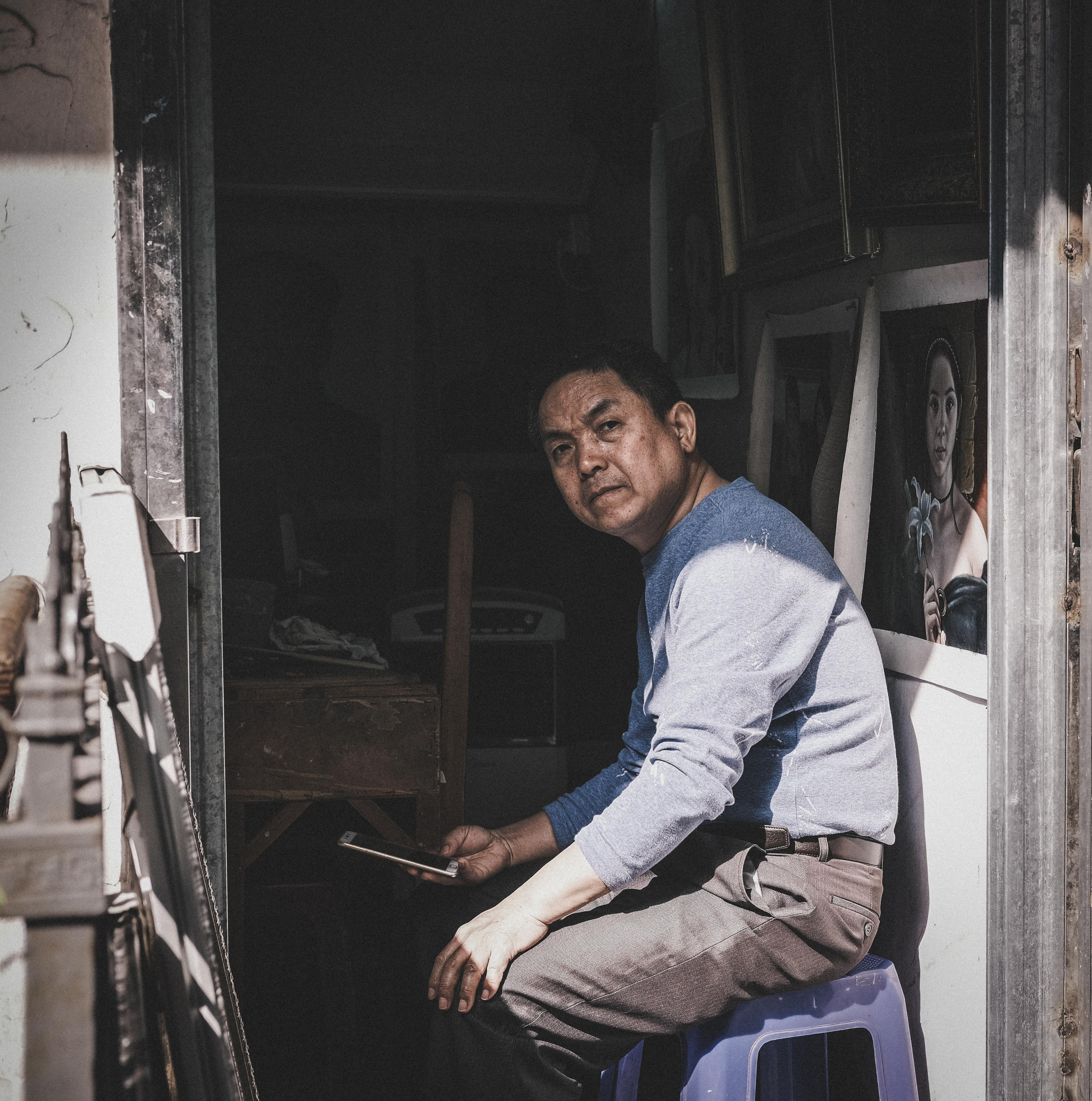 Painter| Dafen Oil Painting Village (Shenzhen) | Dafen Village | Shenzhen City | Dafen is a suburb of Buji, Longgang. 画家 | 大芬油画村（深圳） | 大芬村 | 深圳市 | 大芬是龙岗布吉郊区。