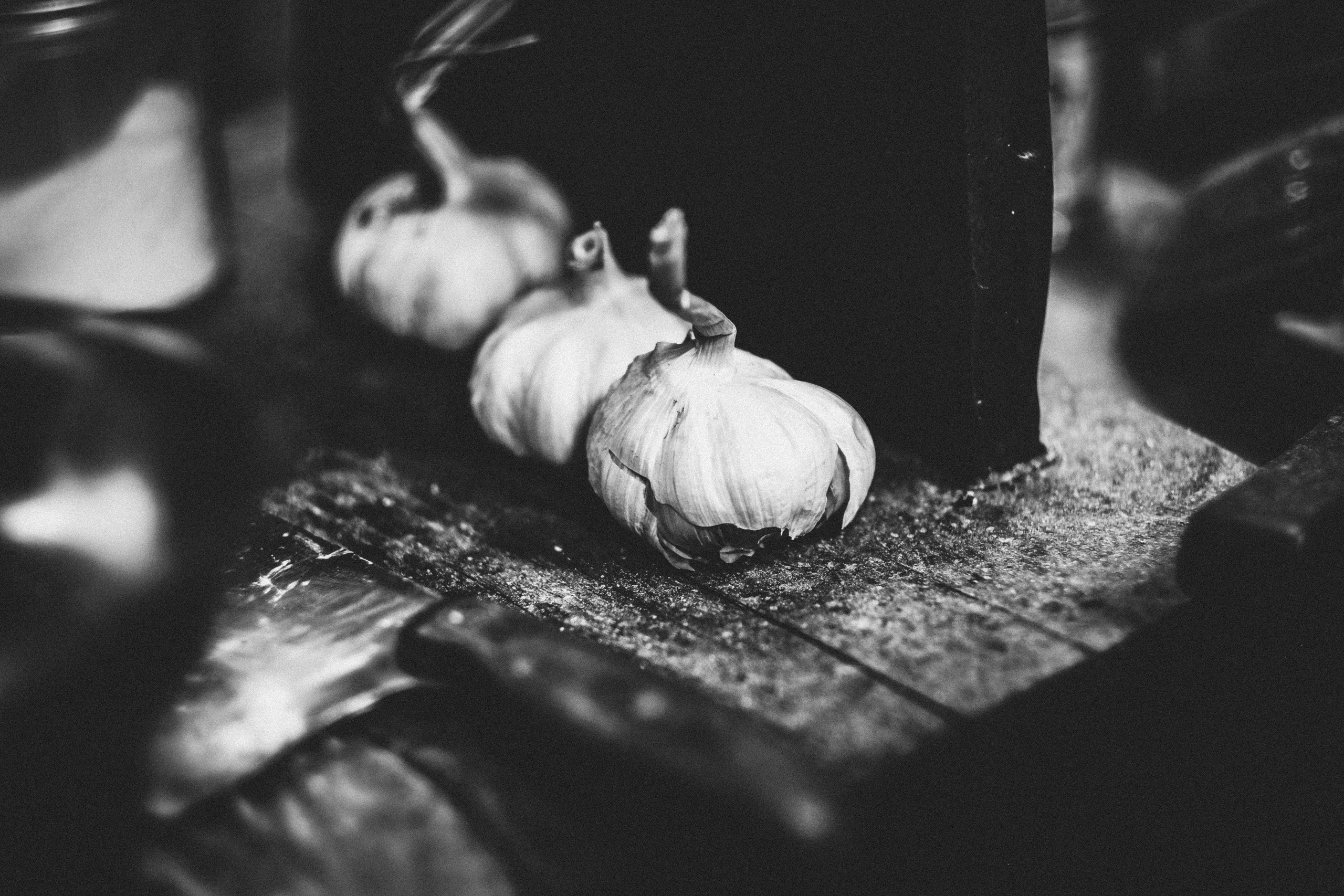 Garlic on the table in Black & White photography | China in Black & White photographs | Huizhou City | Old Town | China | 大蒜在黑白摄影的桌子上| 高分辨率照片| 黑白照片中的中国| 高分辨率照片| 惠州市| 旧城区 | 中国