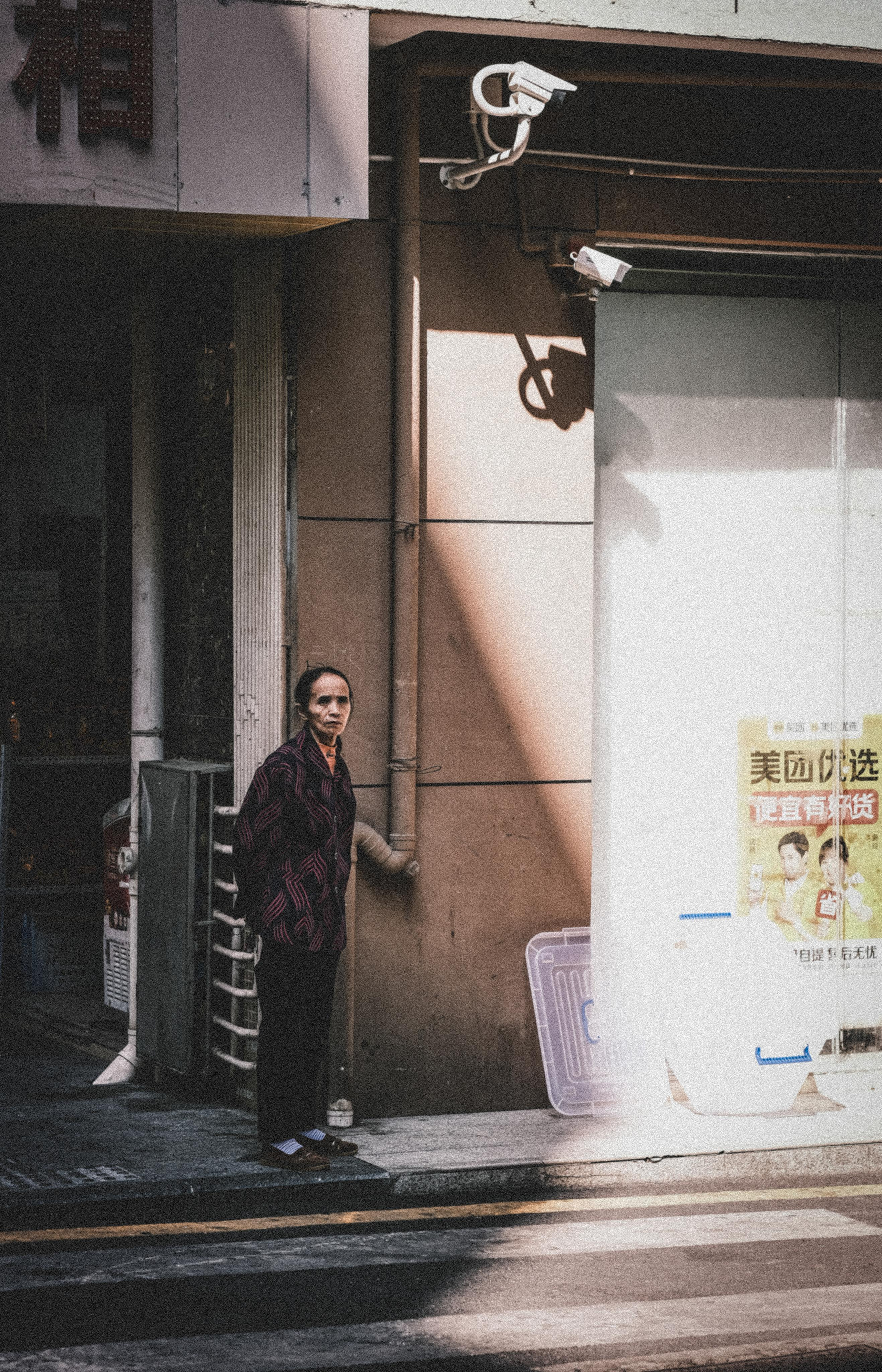 街上孤独的老妇| 深圳街头| 深圳市 | Lonely elderly Woman on the Street | Shenzhen Streets | Shenzhen City | 