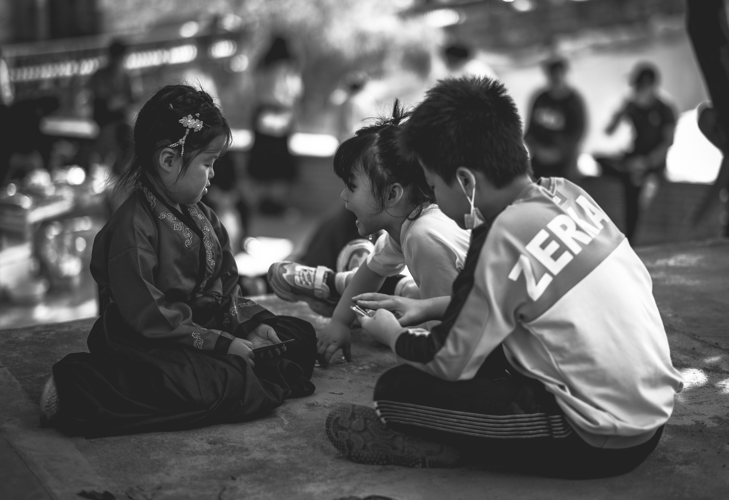 Children play cards very Emotionally | Street Photography | China in Black & White photographs | Black & White Streets | Dongguan | 孩子们非常情绪化地打牌 | 街头摄影 | 黑白照片中的中国 | 高分辨率照片| 黑白街道 | 东莞 