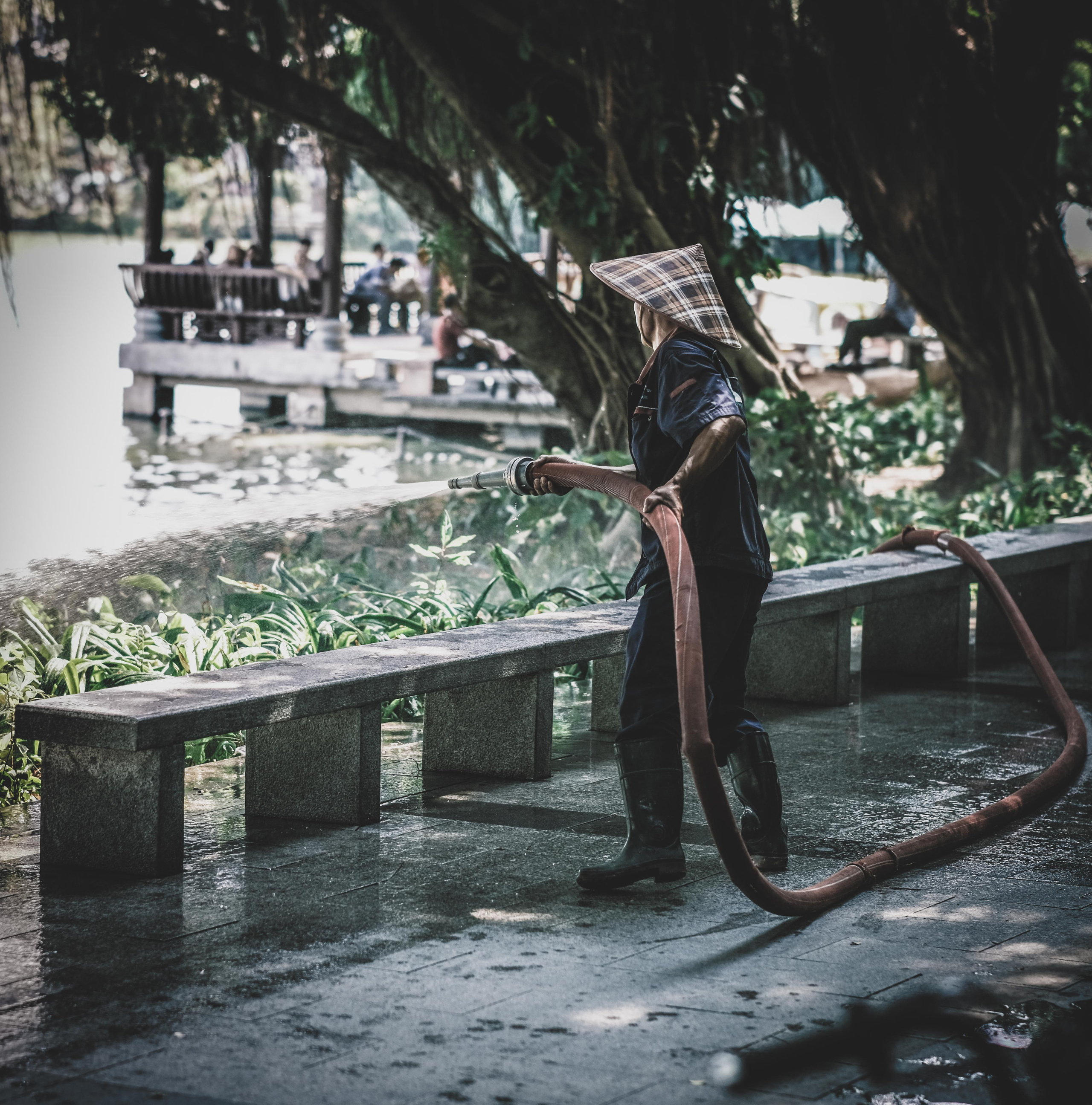 West Lake Huizhou | Gardener watering the grass | Huizhou City | Street Photography | Chinatown | China | 惠州西湖 | 园丁浇水 | 惠州市 | 街头摄影 | 唐人街 | 中国