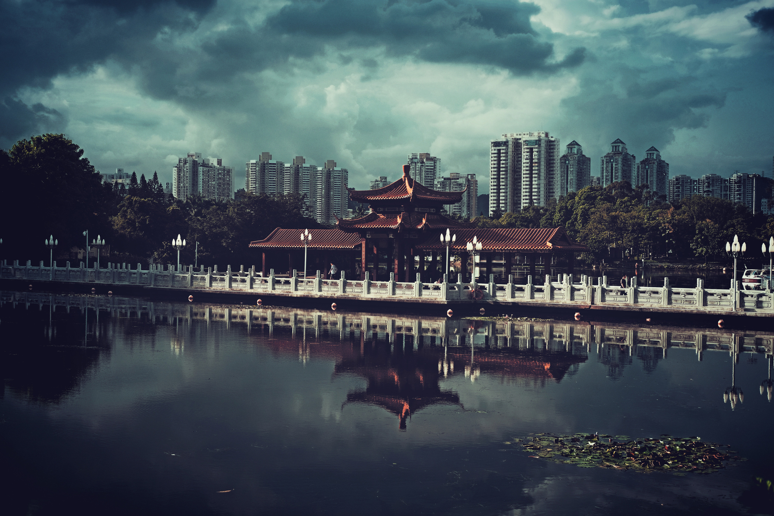 Lizhi Park | Peaceful 29-hectare park rich with litchi trees, featuring paths, pavilions & a lake with bridges | Reflection | Shenzhen City | 荔枝公园 | 占地 29 公顷的宁静公园，种满荔枝树，设有小径、凉亭和带桥的湖泊 | 反思 | 深圳市 |
