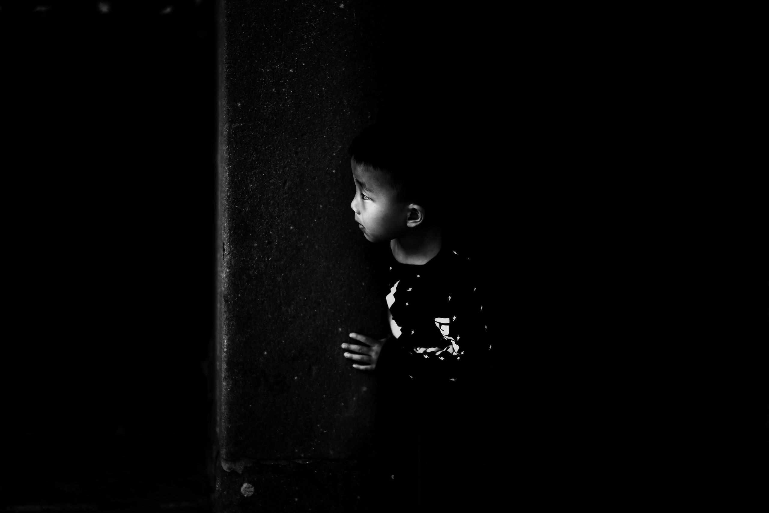 Shadows | A boy | Black and White Photo | Street Photography | Dongguan City | China | 阴影 | 一个男孩 | 黑白照片| 街头摄影| 东莞市| 中国 