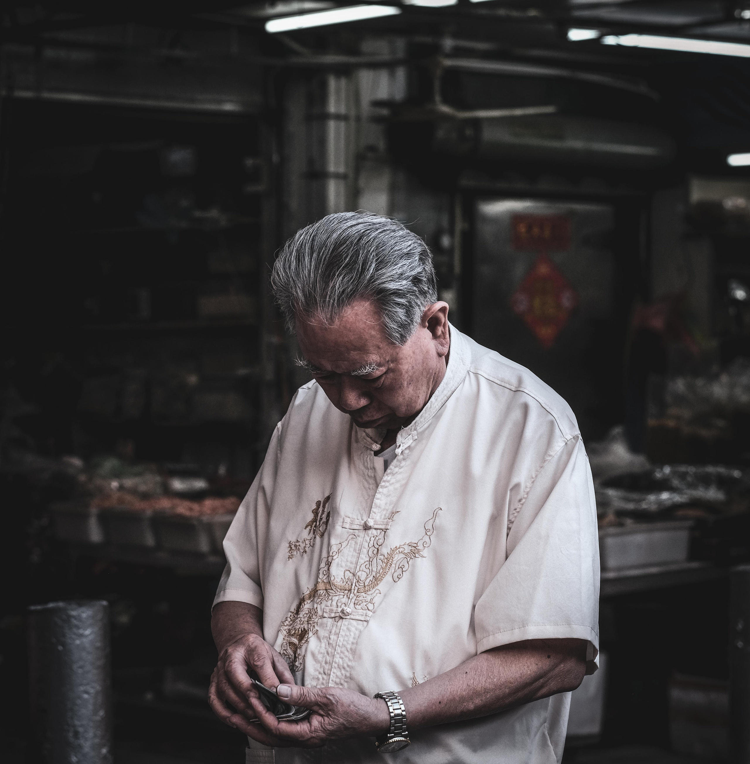 Counts money | Old Man | Chinatown | Huizhou | 数钱| 老人 | 中国城 | 惠州