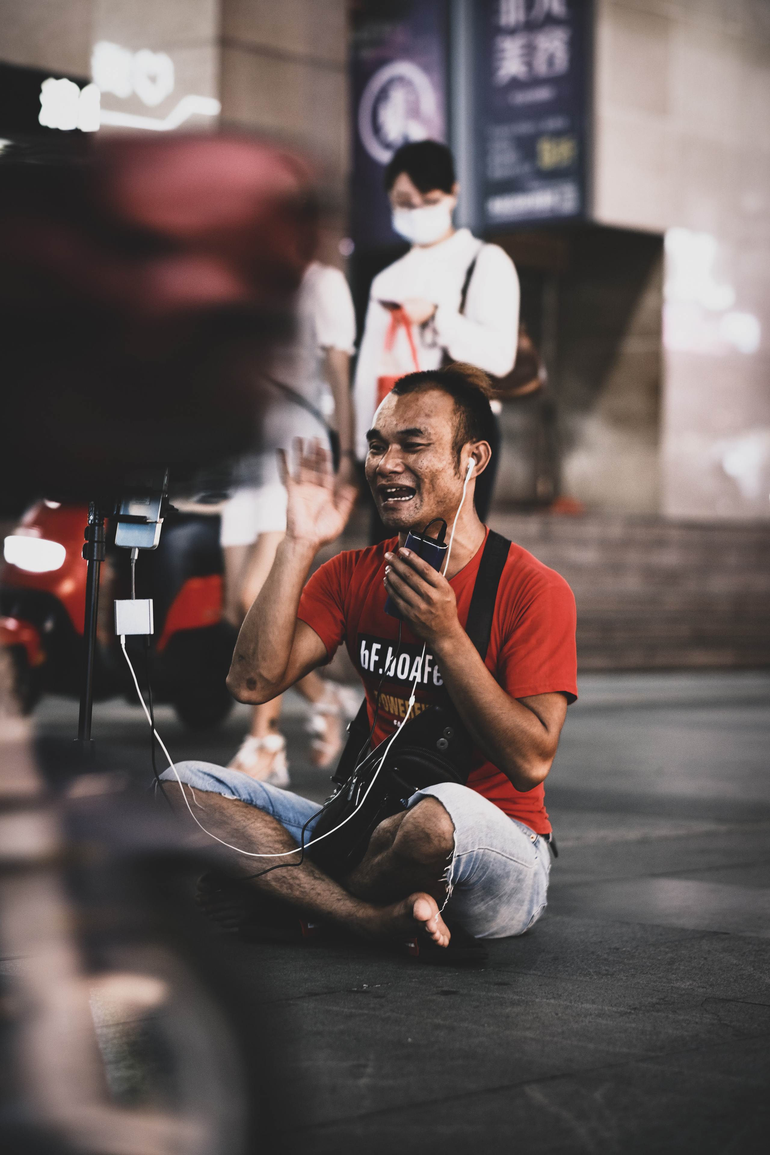 Tiktok Guy 街头 | 老街站 | 深圳街头摄影| 夜间摄影| 深圳 | 中国 | Tiktok Guy on Street | Laojie Station | Street photography in Shenzhen | Night Photography | Shenzhen | China 