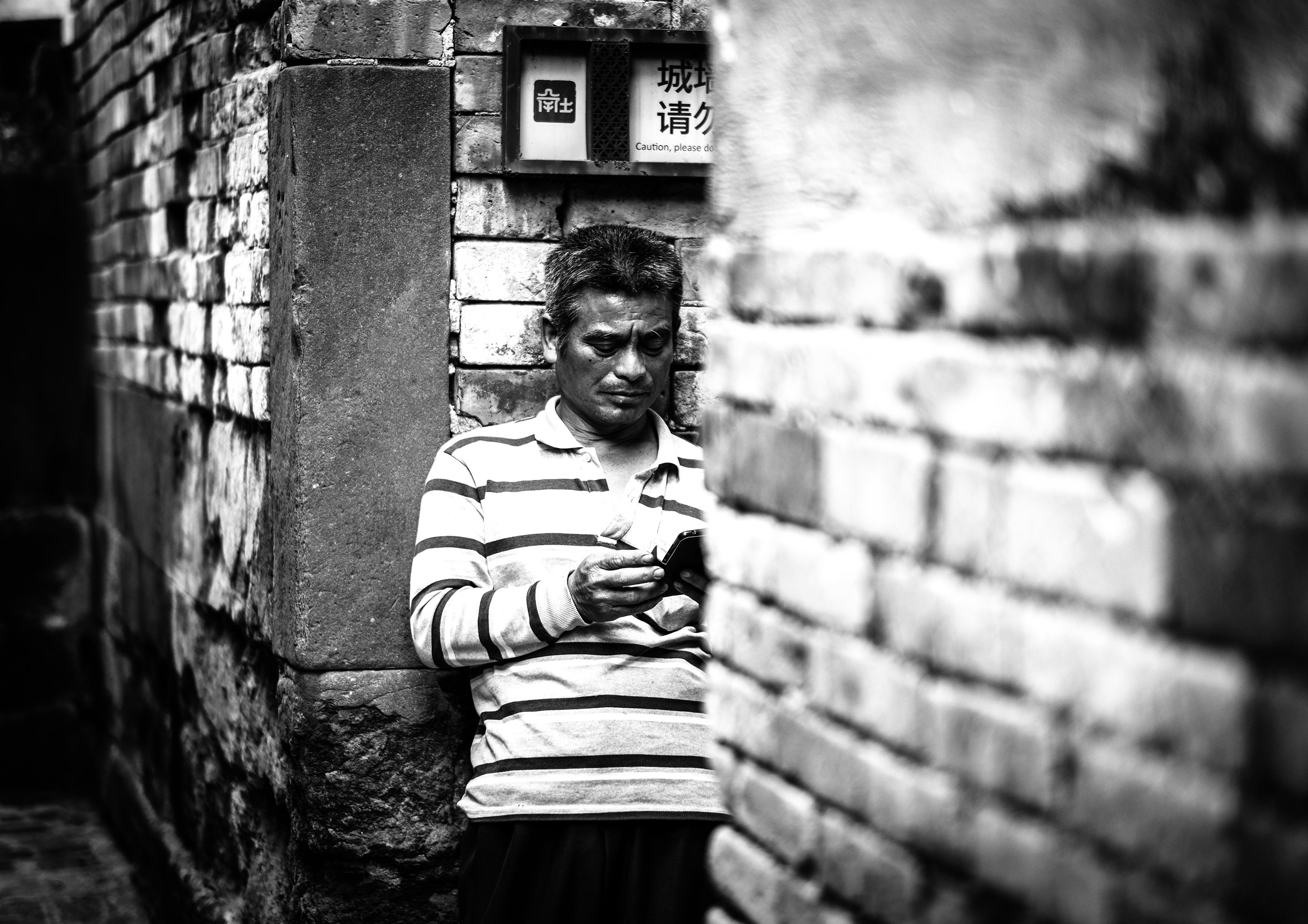 Street Photography | China in Black & White photographs | Black & White Streets | Dongguan | 街头摄影 | 黑白照片中的中国 | 高分辨率照片| 黑白街道 | 东莞 | 墙壁和人