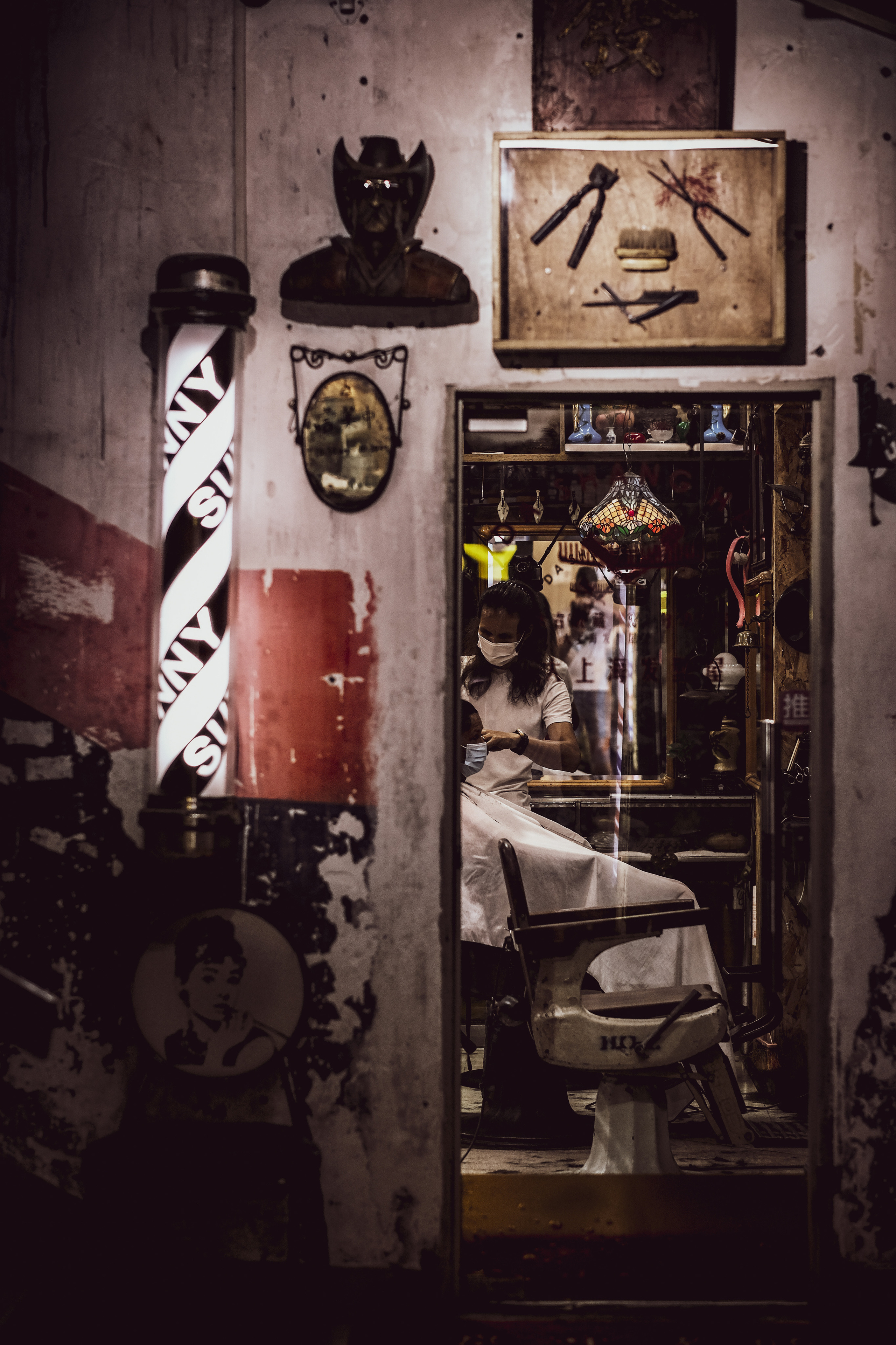 Old street Barbershop | Laojie Station | Street photography in Shenzhen | Night Photography | Shenzhen | China | 老街理发店 | 老街站 | 深圳街头摄影 | 夜间摄影 | 深圳 | 中国