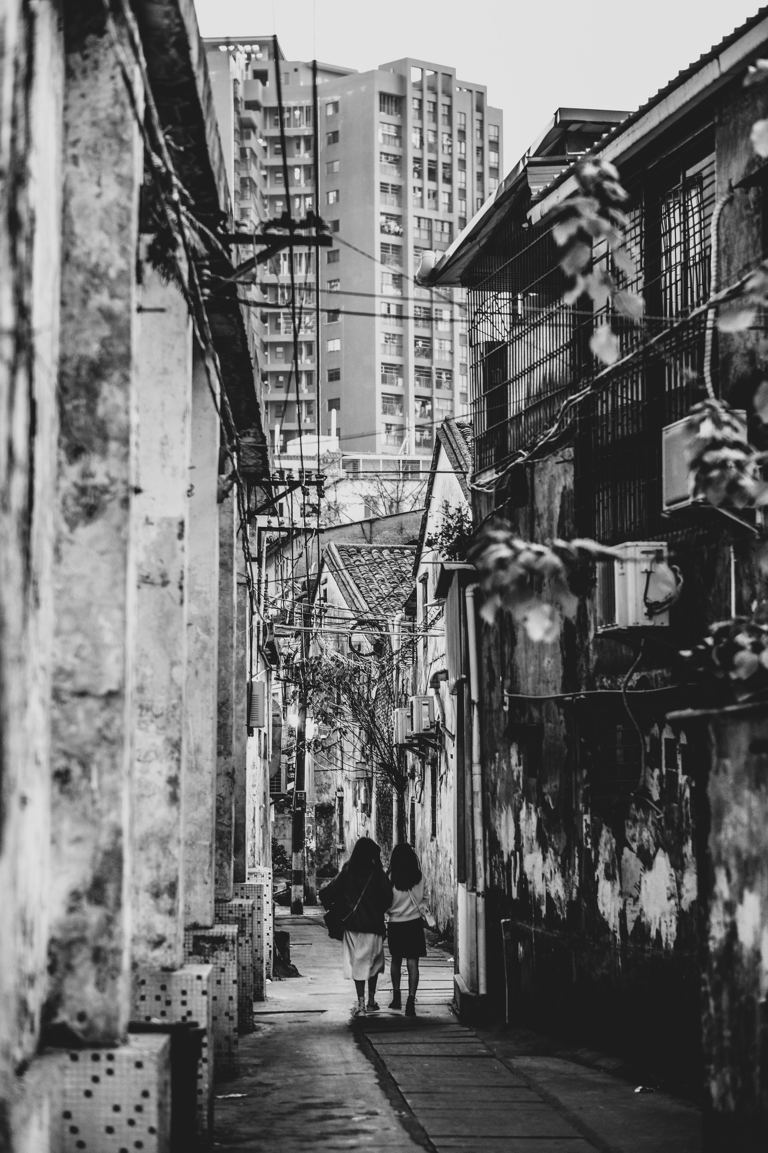 China Town and Two Girls | China in Black & White photographs | Huizhou City | China | 中国城和两个女孩 | 黑白照片中的中国| 高分辨率照片| 惠州市| 中国