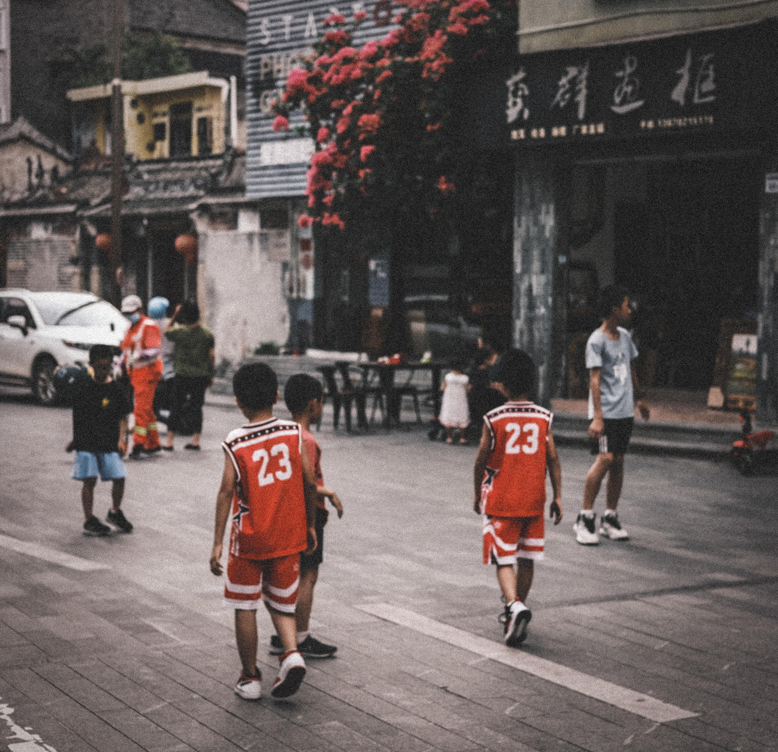 Kids on streets | Dafen Village in Shenzhen | Shenzhen City | 街上的孩子 | 深圳大芬村 | 深圳市