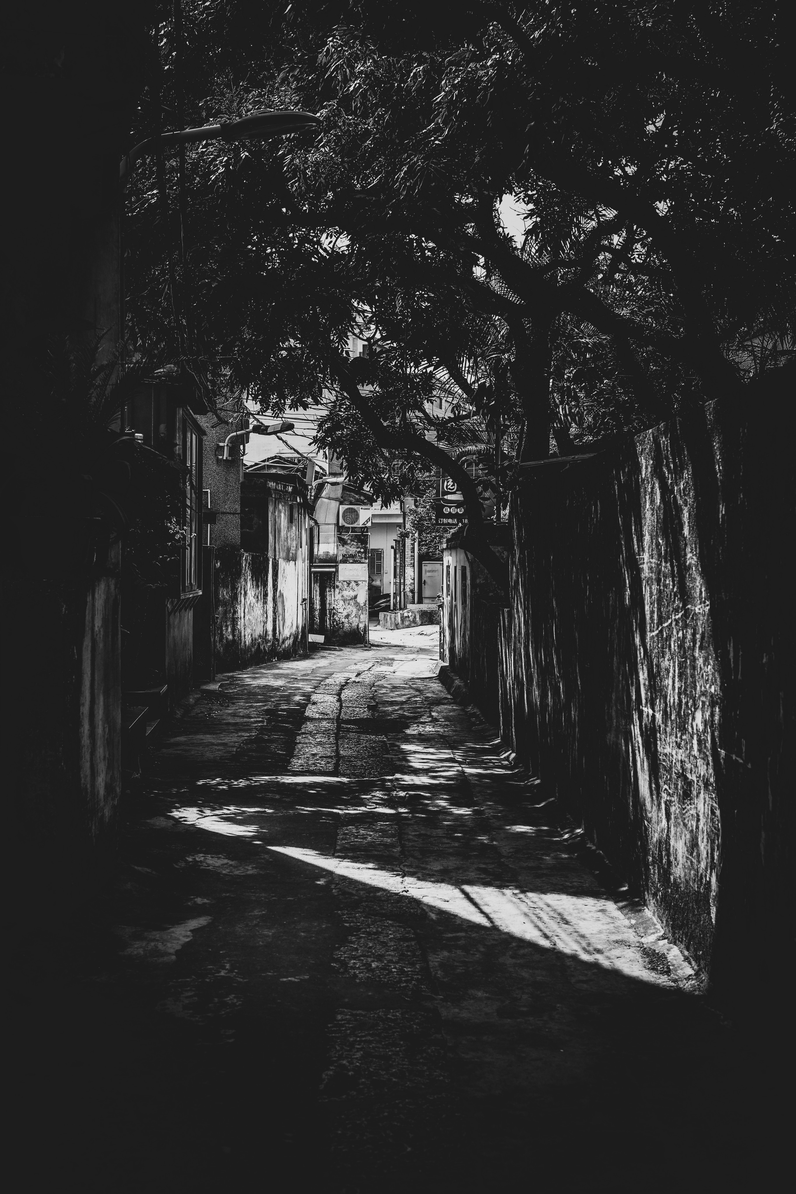 Black & White photograph of the alleys in Zhongshan City | China in Black & White photographs | 中山市胡同的黑白照片| 高分辨率照片| 黑白照片中的中国