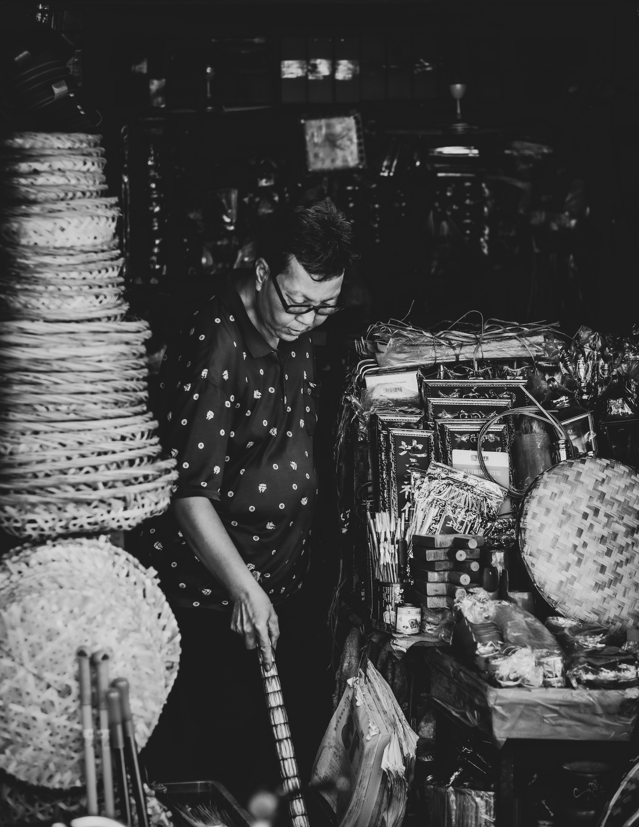 Shop in Shantou | Candid photography | Black and White photography | Shantou City | Black and White photography | Street Photography  | China in Black & White photographs | 汕头店 | 坦诚摄影 | 黑白摄影 | 汕头市 | 黑白摄影 | 街头摄影 | 黑白照片中的中国 | Camera: FUJIFILM X-Pro3 56mm F1.2