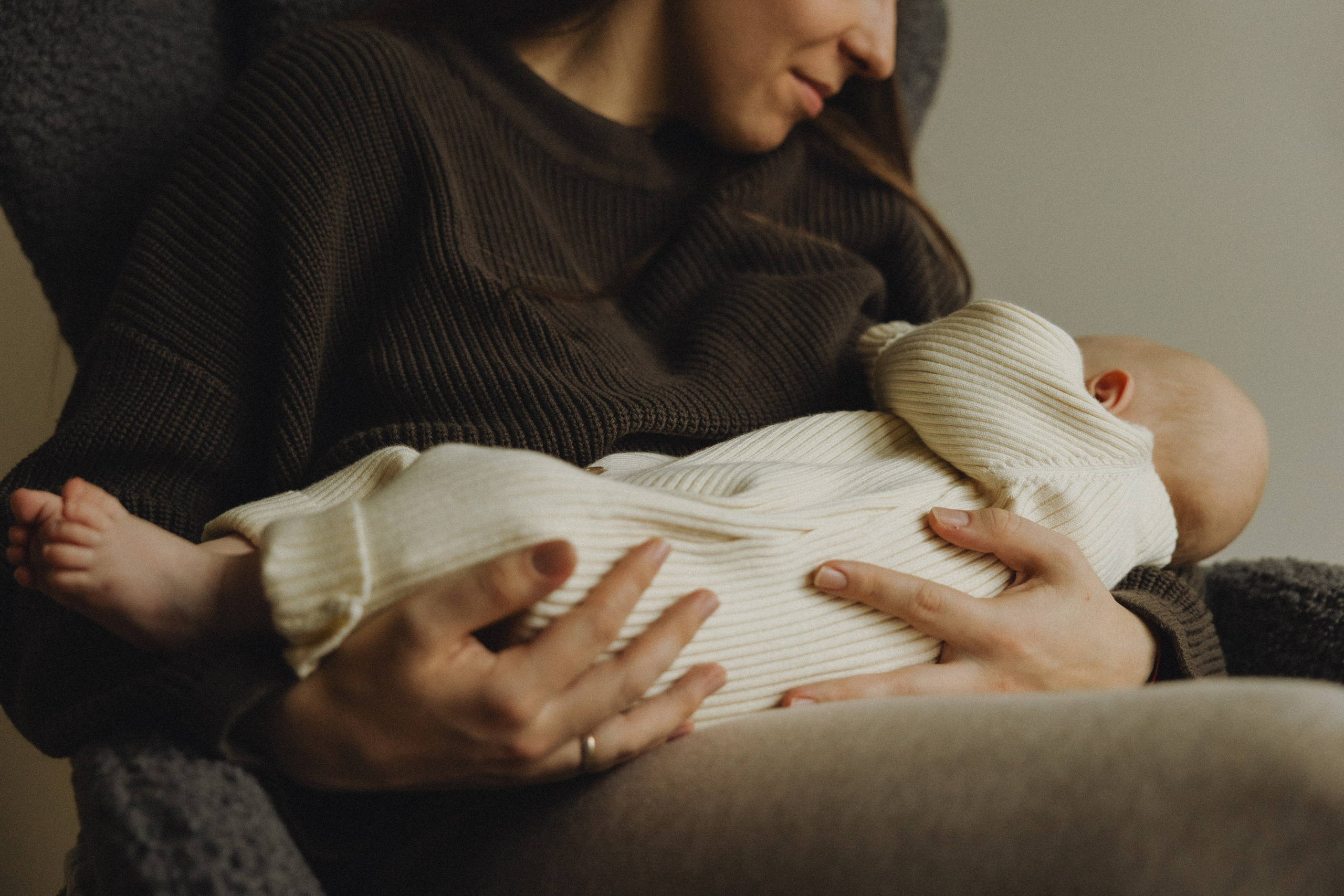 Naujagimio fotosesija namuose | 2025. Vestuvių ir šeimų fotografė Lena Bondarenko / belove photo