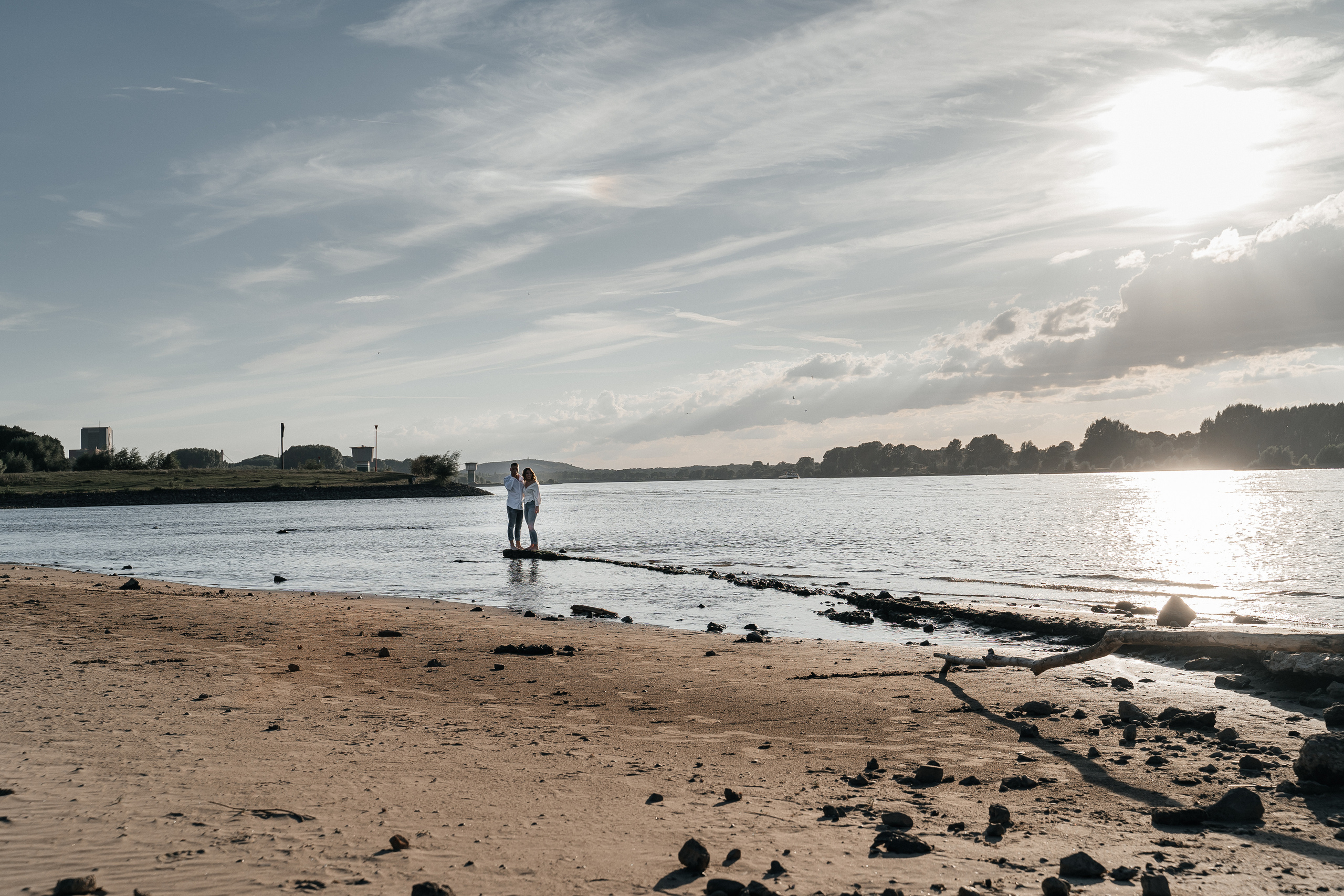 Ein wunderschönes Paar am Rheinufer. Hochzeitsfotograf für Moers, Niederrhein, Düsseldorf, NRW und Deutschland