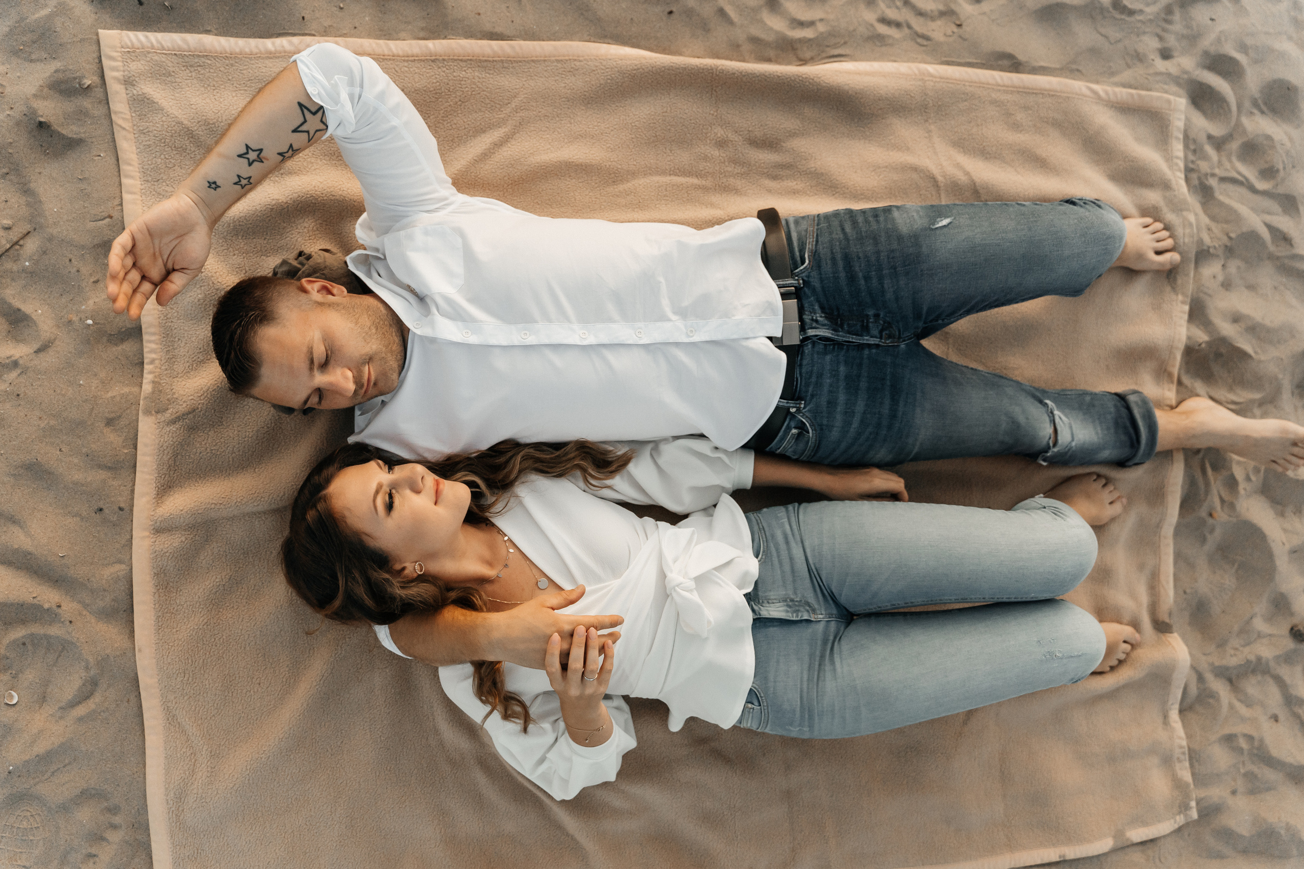 Ein wunderschönes Paar am Rheinufer. Hochzeitsfotograf für Moers, Niederrhein, Düsseldorf, NRW und Deutschland