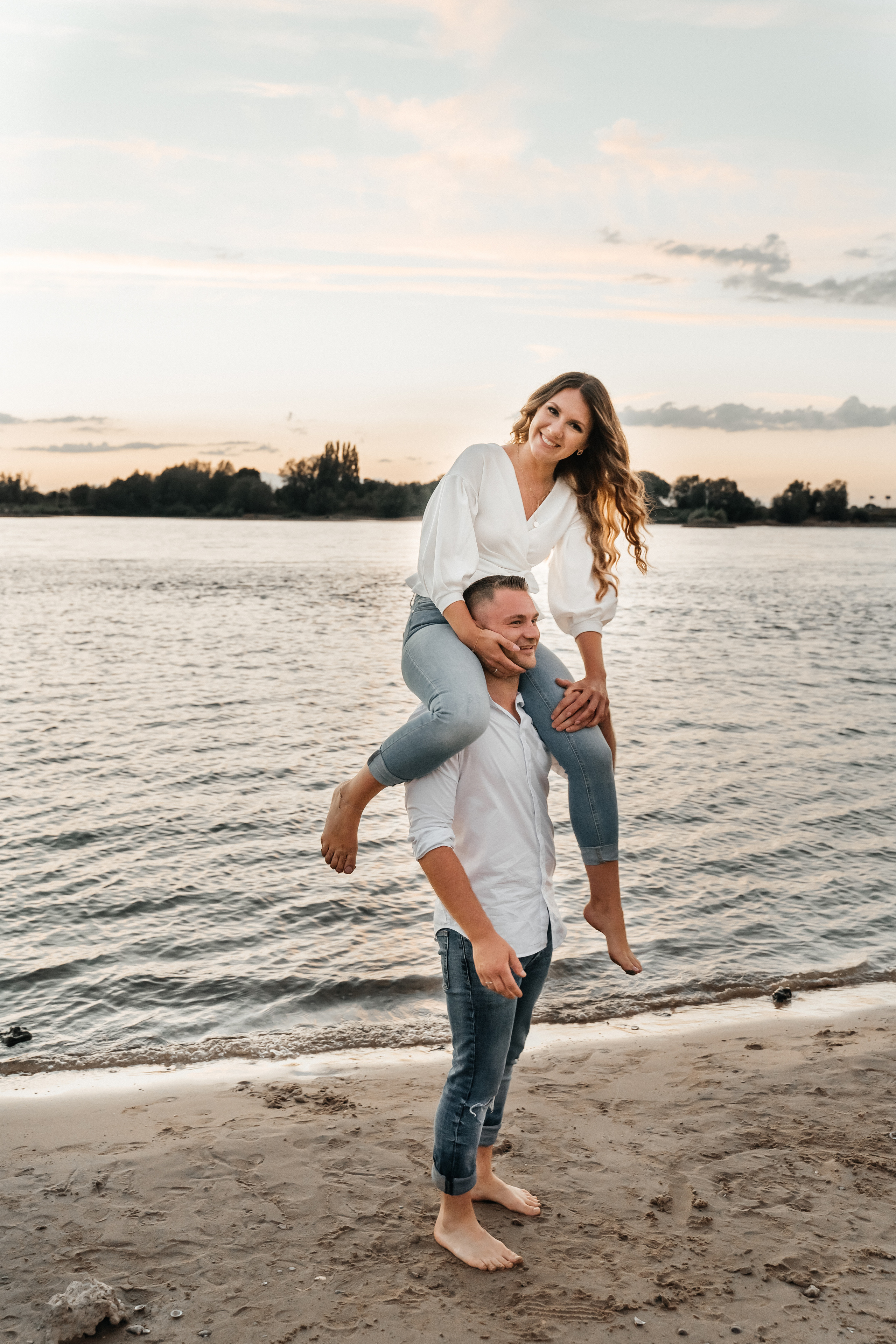 Ein wunderschönes Paar am Rheinufer. Hochzeitsfotograf für Moers, Niederrhein, Düsseldorf, NRW und Deutschland