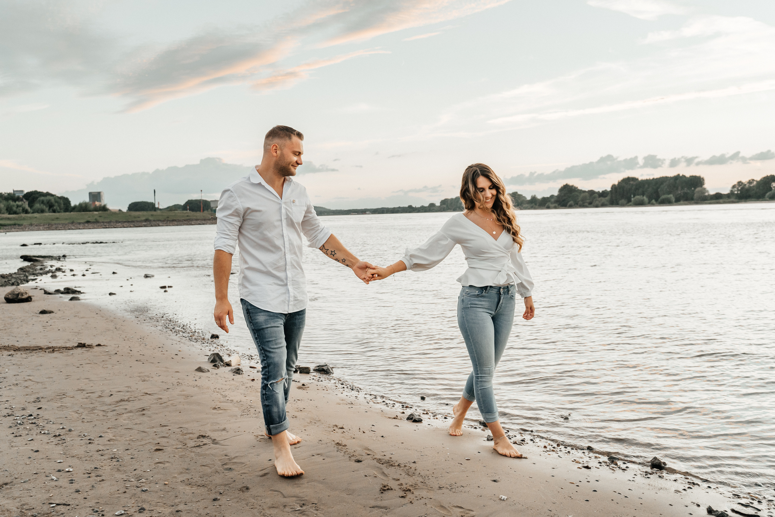 Ein wunderschönes Paar am Rheinufer. Hochzeitsfotograf für Moers, Niederrhein, Düsseldorf, NRW und Deutschland