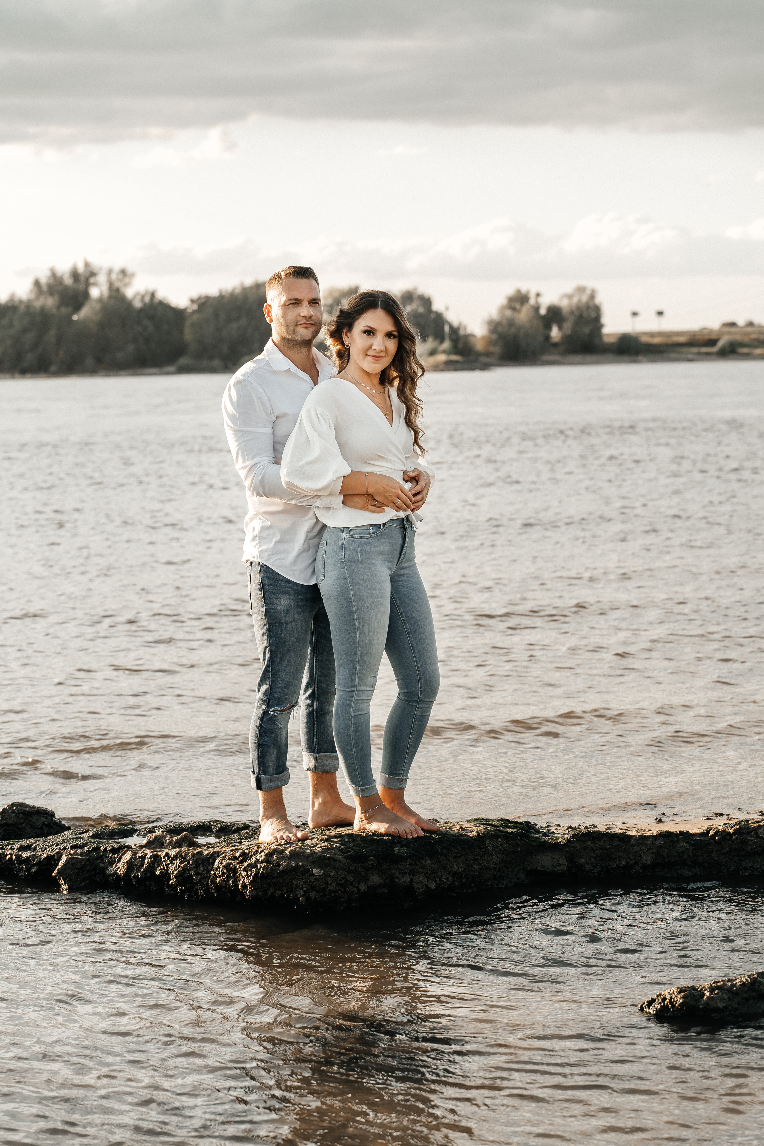 Ein wunderschönes Paar am Rheinufer. Hochzeitsfotograf für Moers, Niederrhein, Düsseldorf, NRW und Deutschland