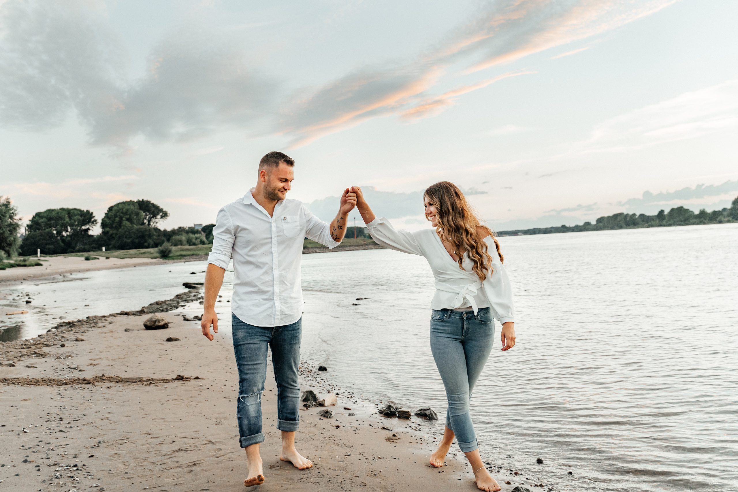 Ein wunderschönes Paar am Rheinufer. Hochzeitsfotograf für Moers, Niederrhein, Düsseldorf, NRW und Deutschland