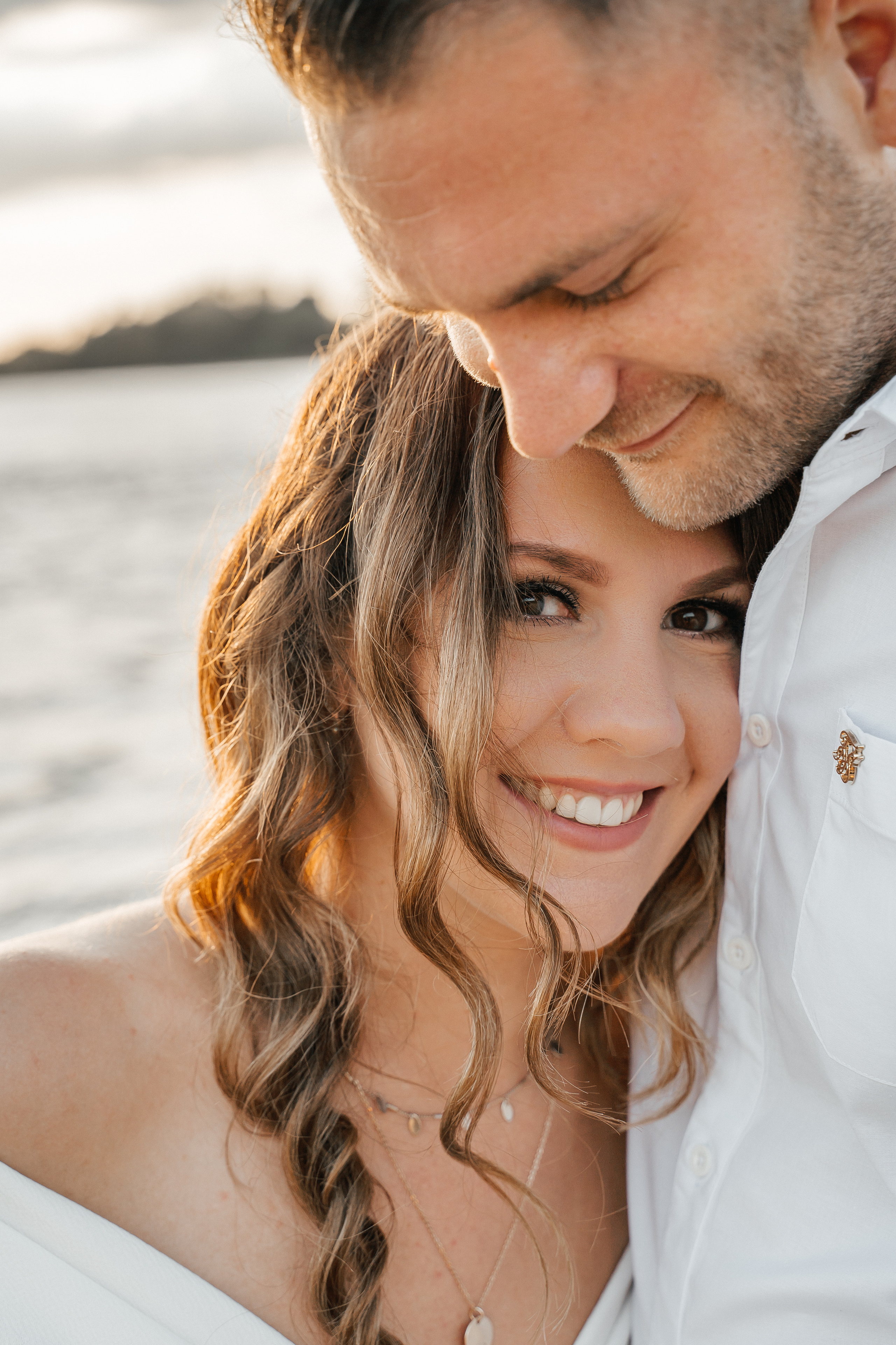 Ein wunderschönes Paar am Rheinufer. Hochzeitsfotograf für Moers, Niederrhein, Düsseldorf, NRW und Deutschland