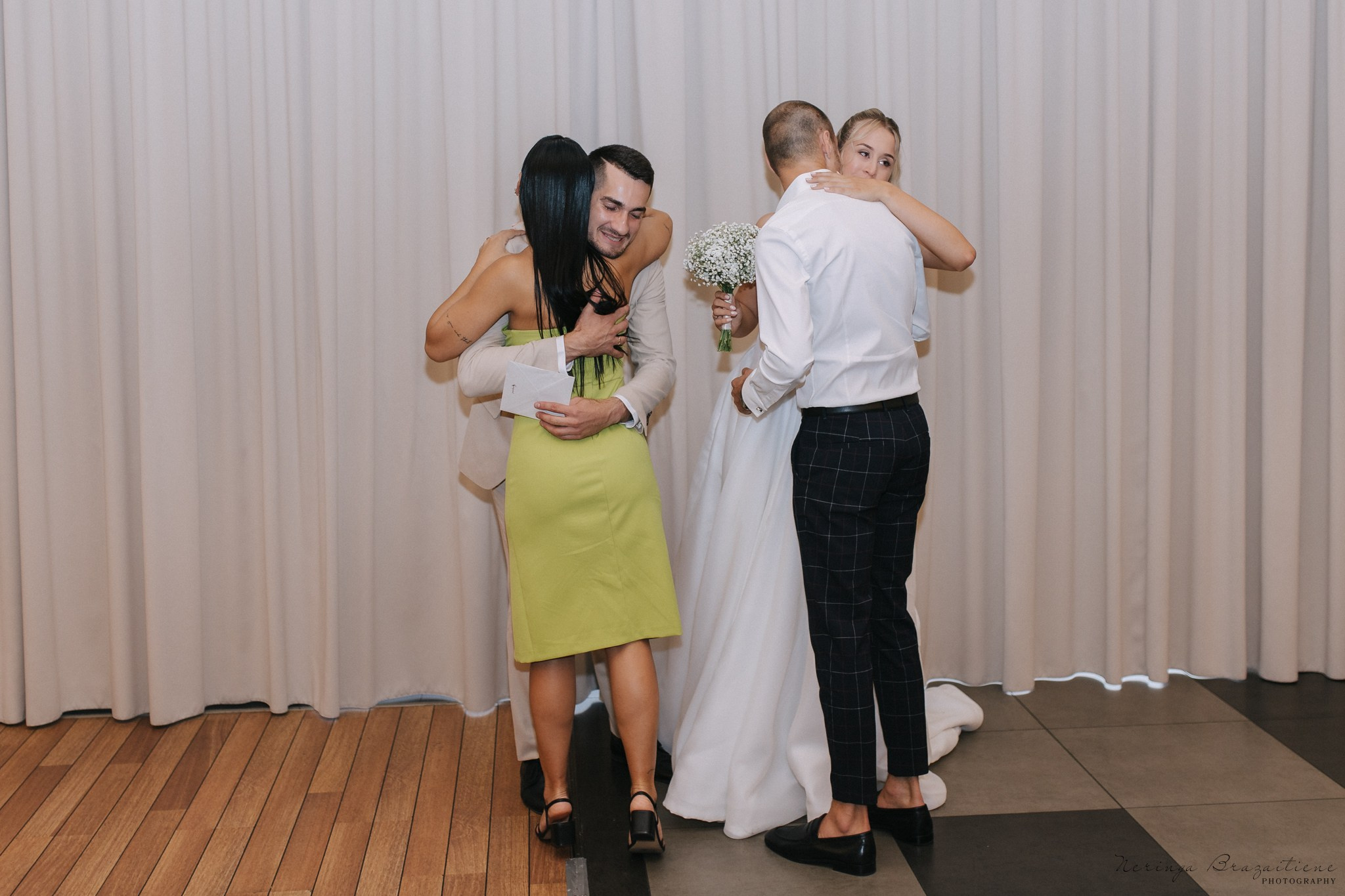 Vestuvinė fotosesija Kaune, Vienybės aikštėje, prie Lietuvos banko