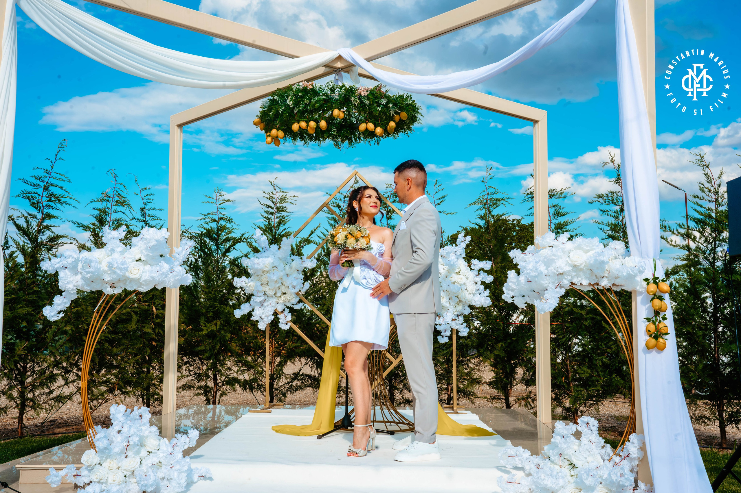 WEDDING PHOTOGRAPHY. DESPRE NOI