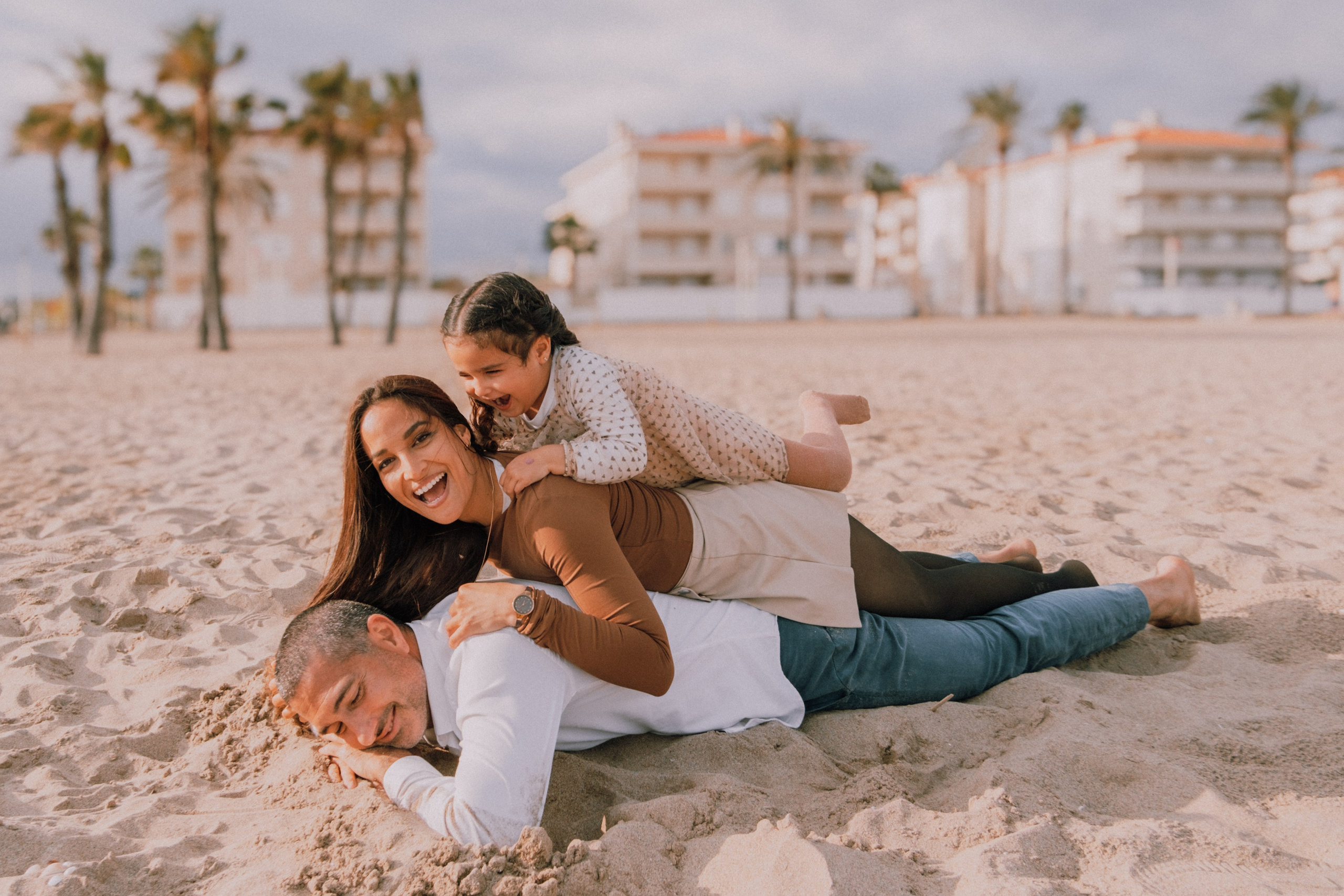Sesión familiar en la playa. Fotografía profesional en Calafell - Elena Medvedeva