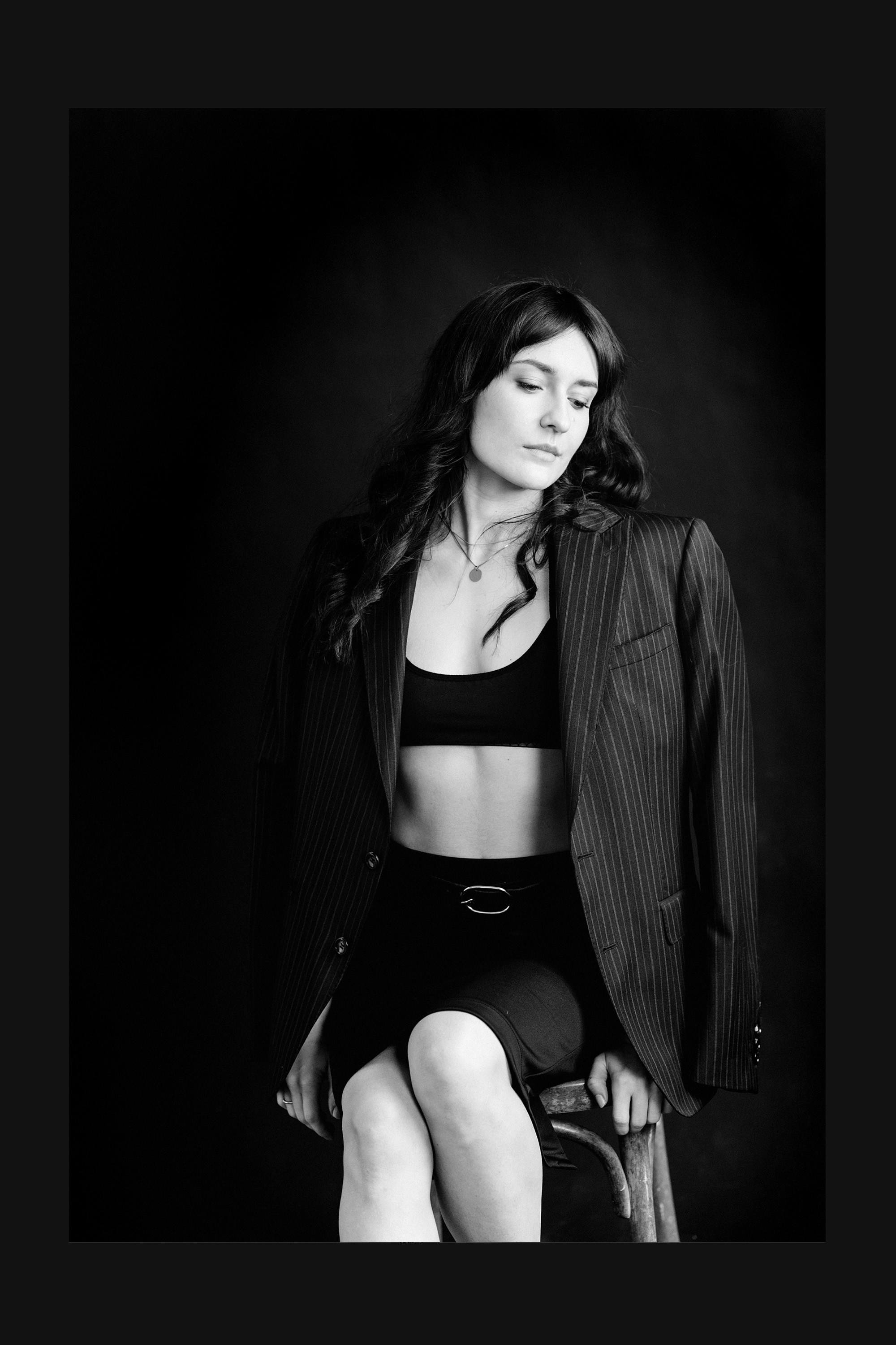 Sesja kobieca w studio. Czarno-biała sesja zdjęciowa. Fotograf Warszawa. Фотограф Варшава. Fotografia portretowa.