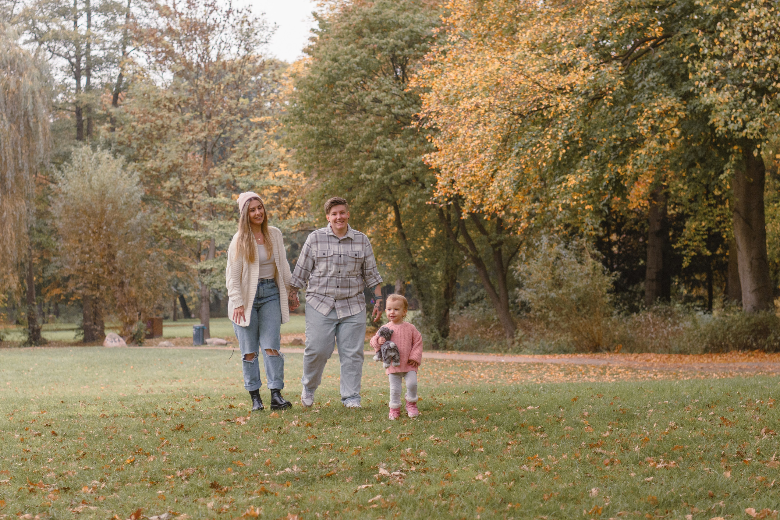 Hayley & Katja. Maternity Newborn and Family photographer Hamburg Claire Hambley