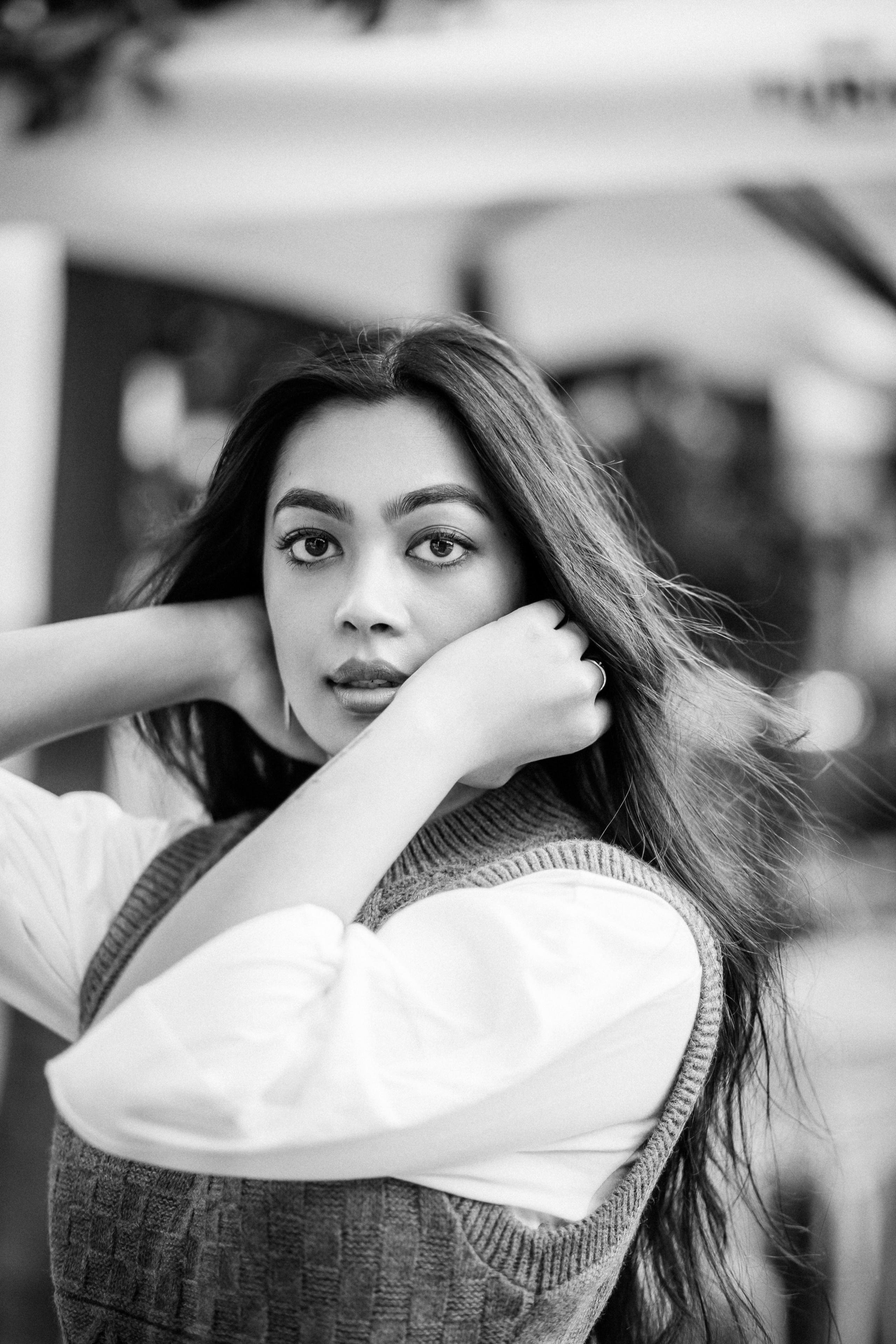 Черно-белый женский портрет, снятый в Валенсии, Испания — выразительная поза с руками у лица. Прекрасный вариант для элегантных и художественных женских портретных фотосессий в Валенсии и по всей Испании.