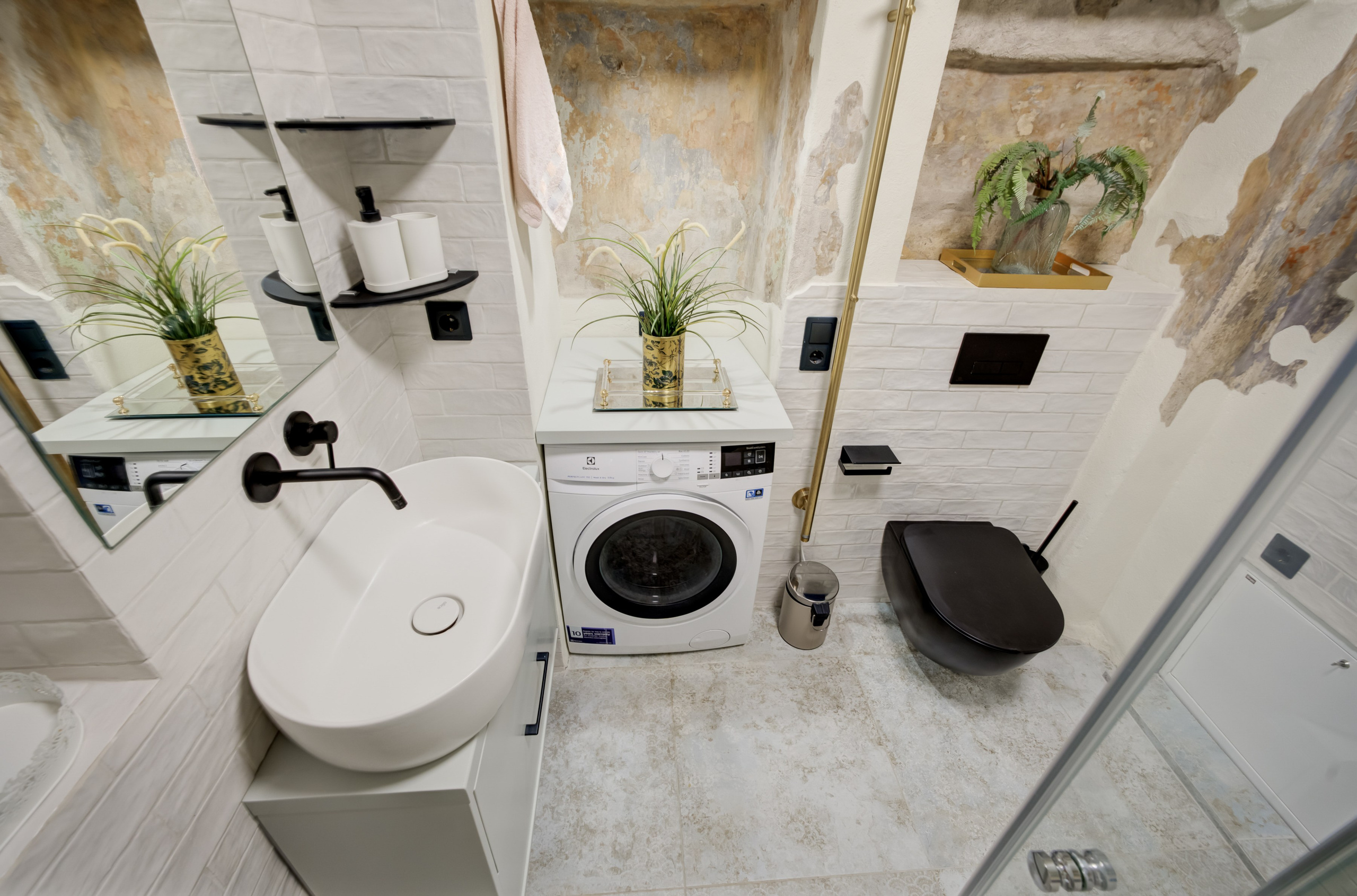 Skubus NT fotografavimas ir profesionali vonios kambario interjero nuotrauka kokybiškam nekilnojamojo turto skelbimui.