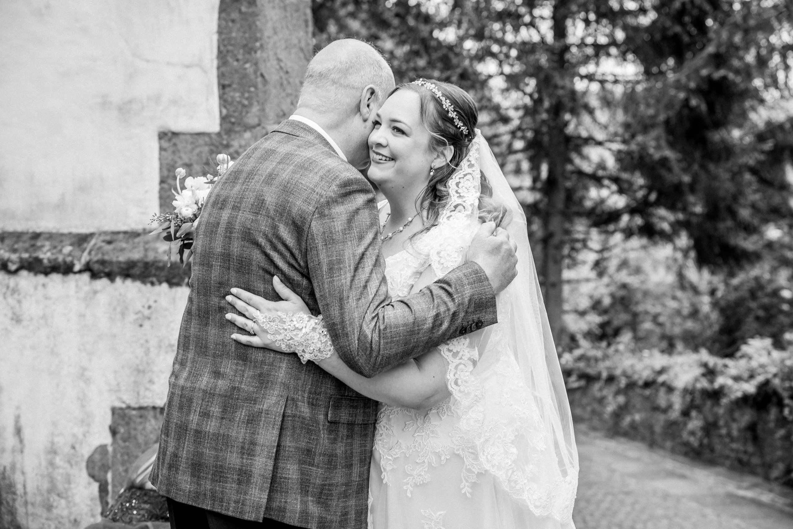 Kirchliche Trauung in Oerlinghausen – Emotionale Hochzeitsfotos & Stilvolle Reportagen!. Hochzeitsfotografin in Gütersloh | Authentische Hochzeitsreportagen | TK Photographie