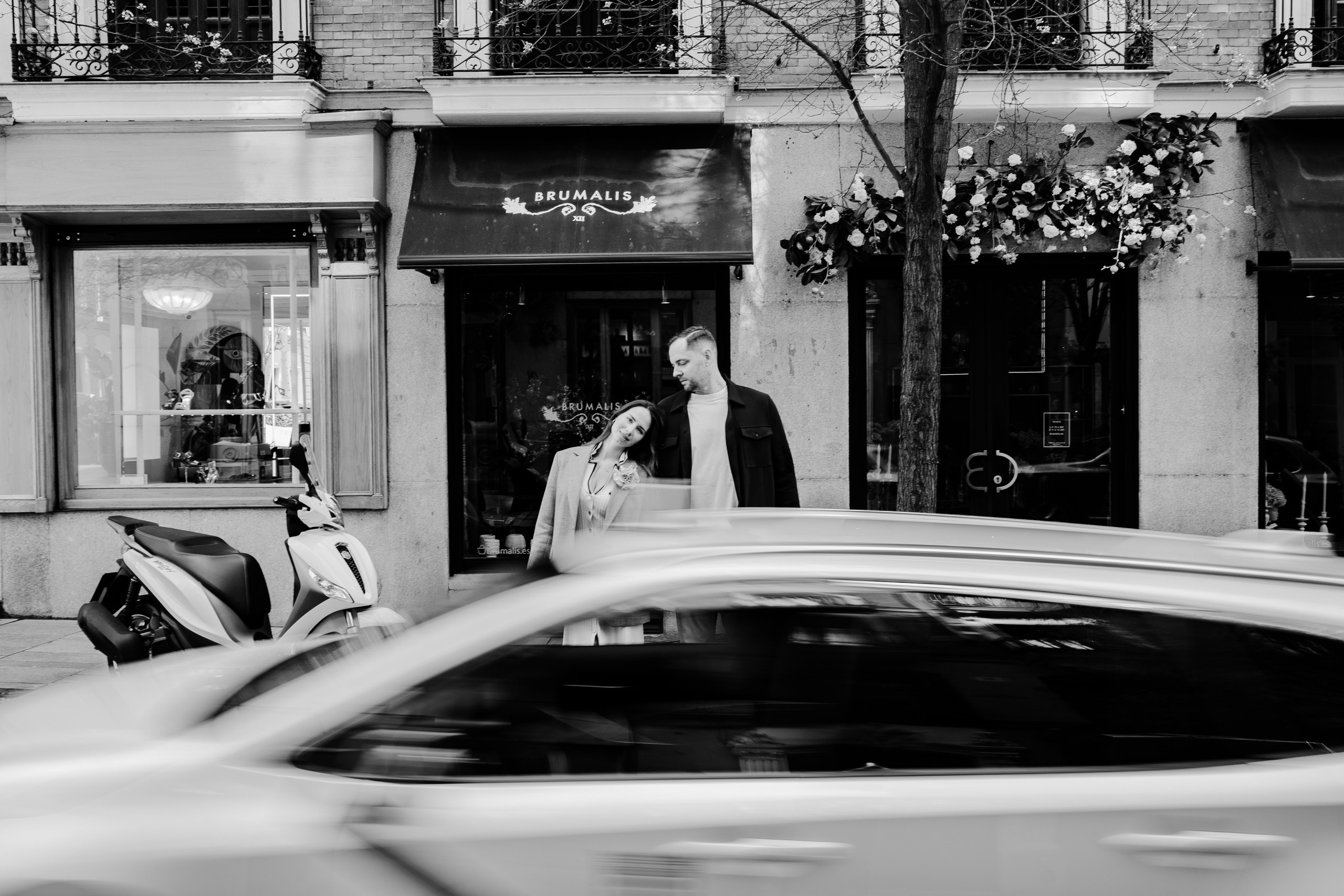 Romantic photoshoot in Retiro Park, Madrid during a beautiful spring morning. Madrid Photographer for Proposals, Engagements & Families | Anya Petrova