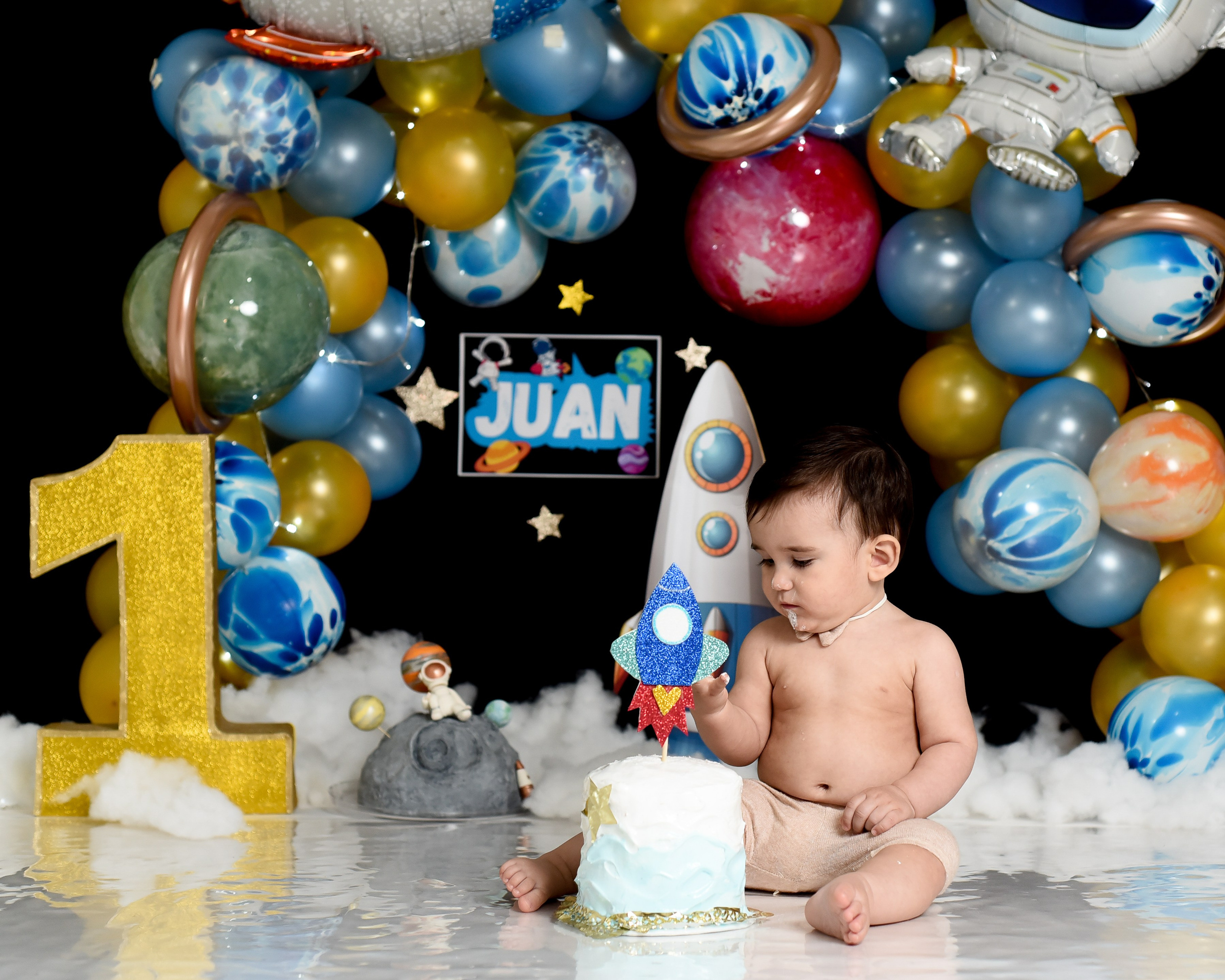 Sesión 1er año de Juan. Temática: Astronauta. Fotografo de casamiento en misiones y fotógrafo de familia  Posadas