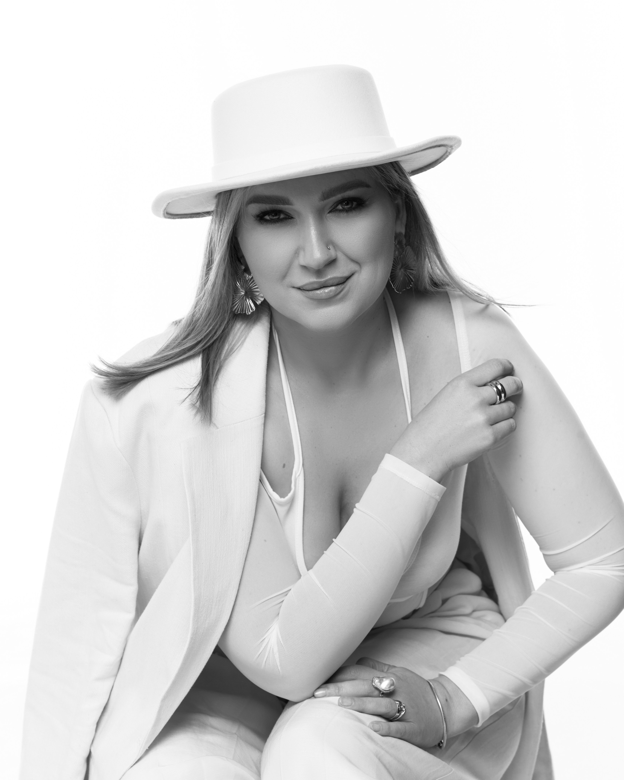 Kreatywna sesja zdjęciowa w studio dla Roksolany – profesjonalne zdjęcia portretowe. Portrait & Fashion Photographer | Сannes, Paris, Monaco, Dubai, Kyiv — - Alisa Postnykova