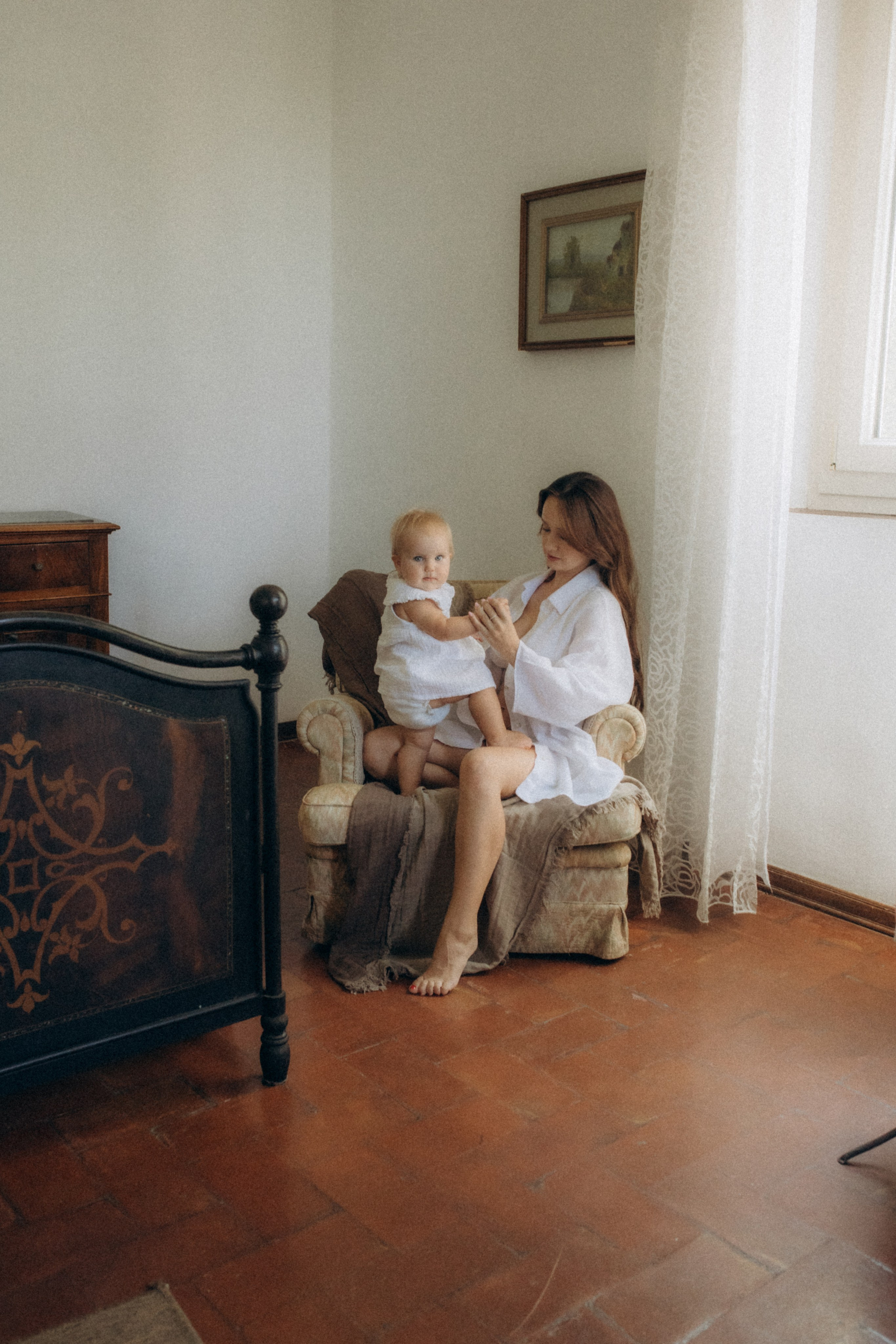 Maman et fille: la tendresse intemporelle. Je suis Olga, votre photographe de famille à Metz et dans toute la France