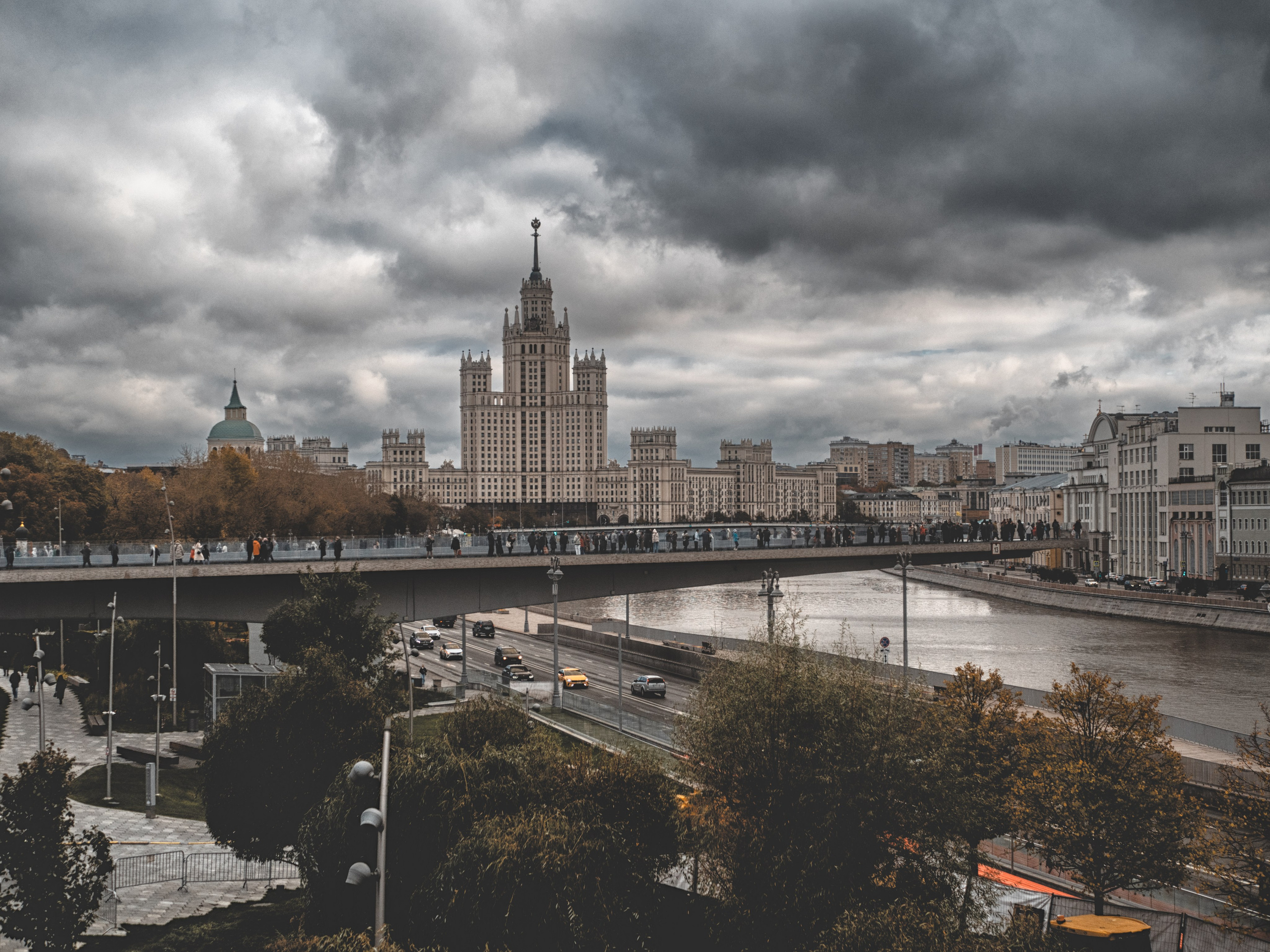 Moscou, une promenade vers Parc « Zaryadye » longeant Moskva-Reka. Photographe sur Cote d’Azur. Portraits de familles, couples, enfants, événements