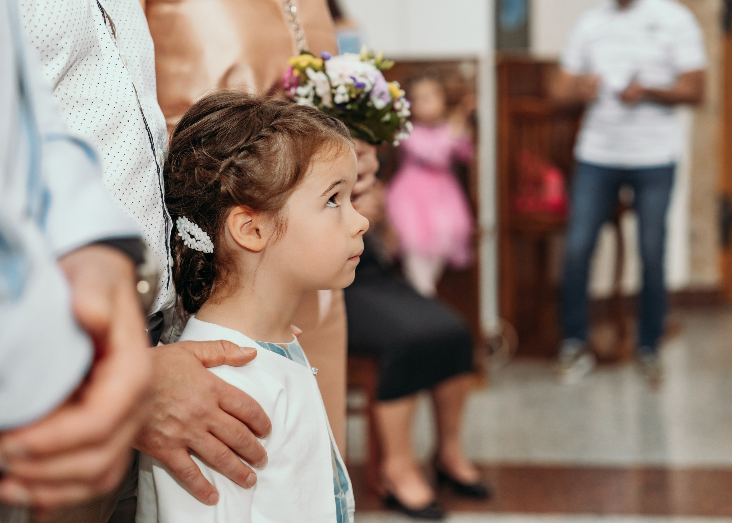 Devojcica sa ukrasom u kosi na krstenju u Beogradu