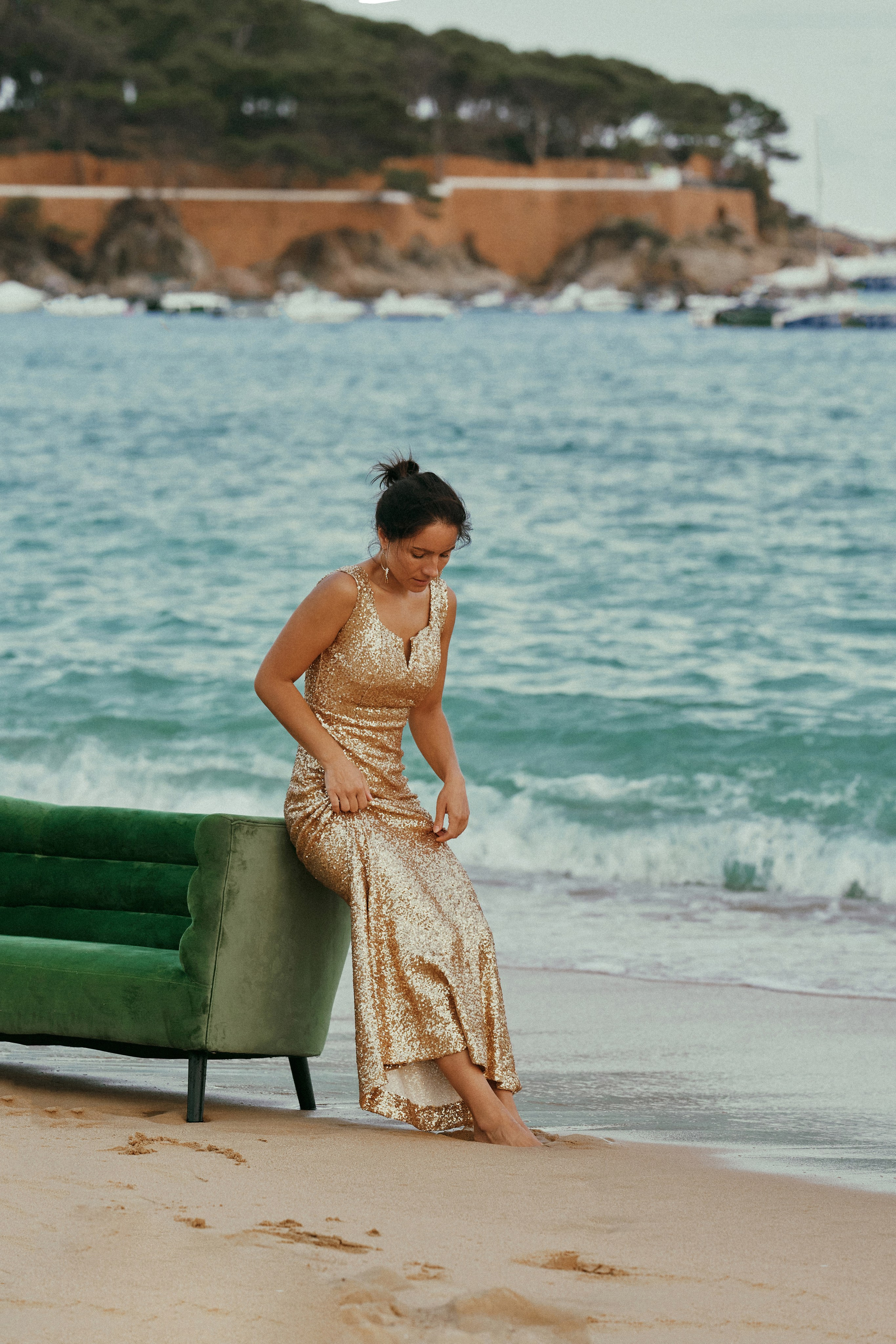 Майя. Диван на пляже. Фотограф в Барселоне Жанна Захарченко