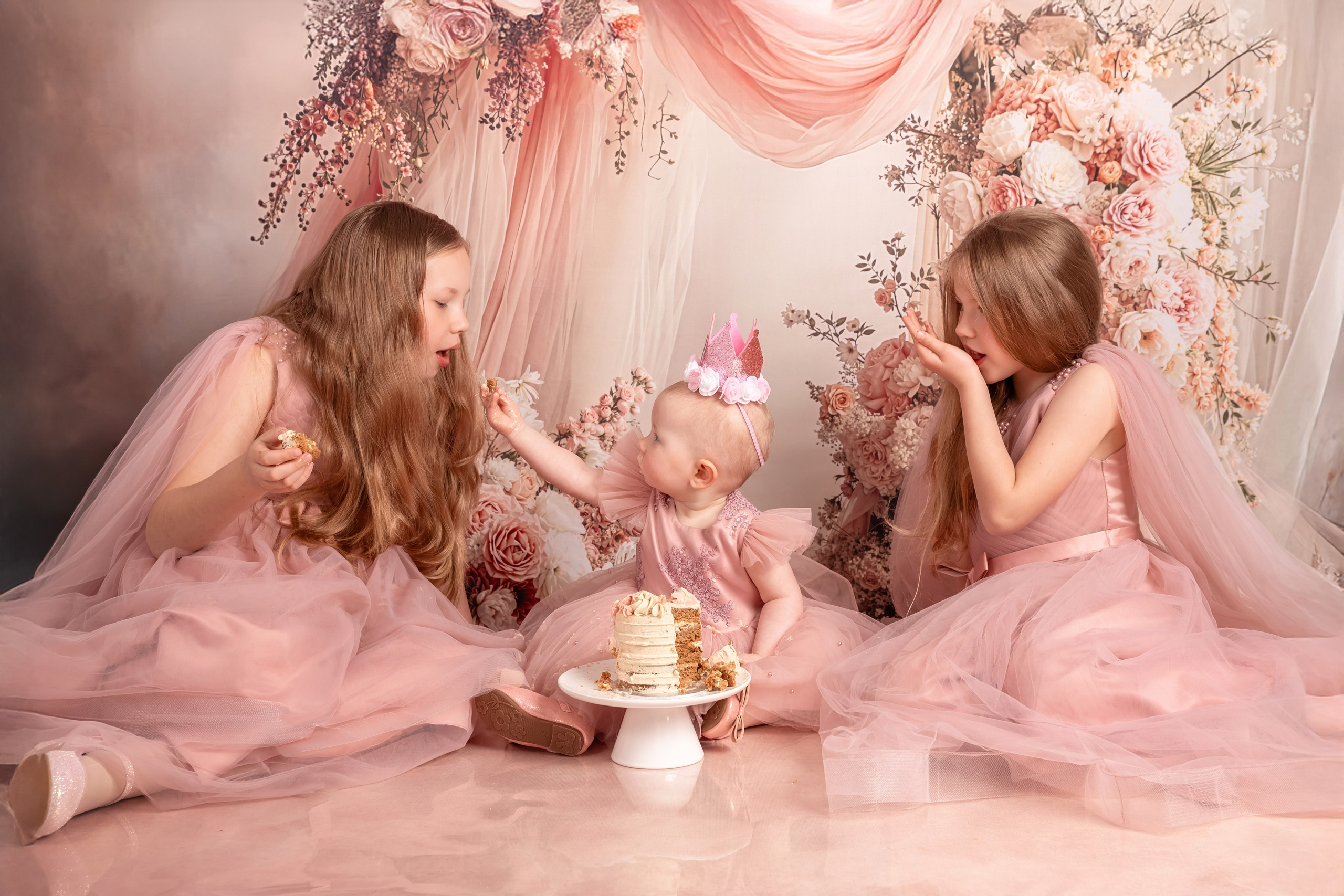 Cake smash photo session Hertfordshire, Stevenage. Stevenage, Hertfordshire family, maternity and newborn photographer