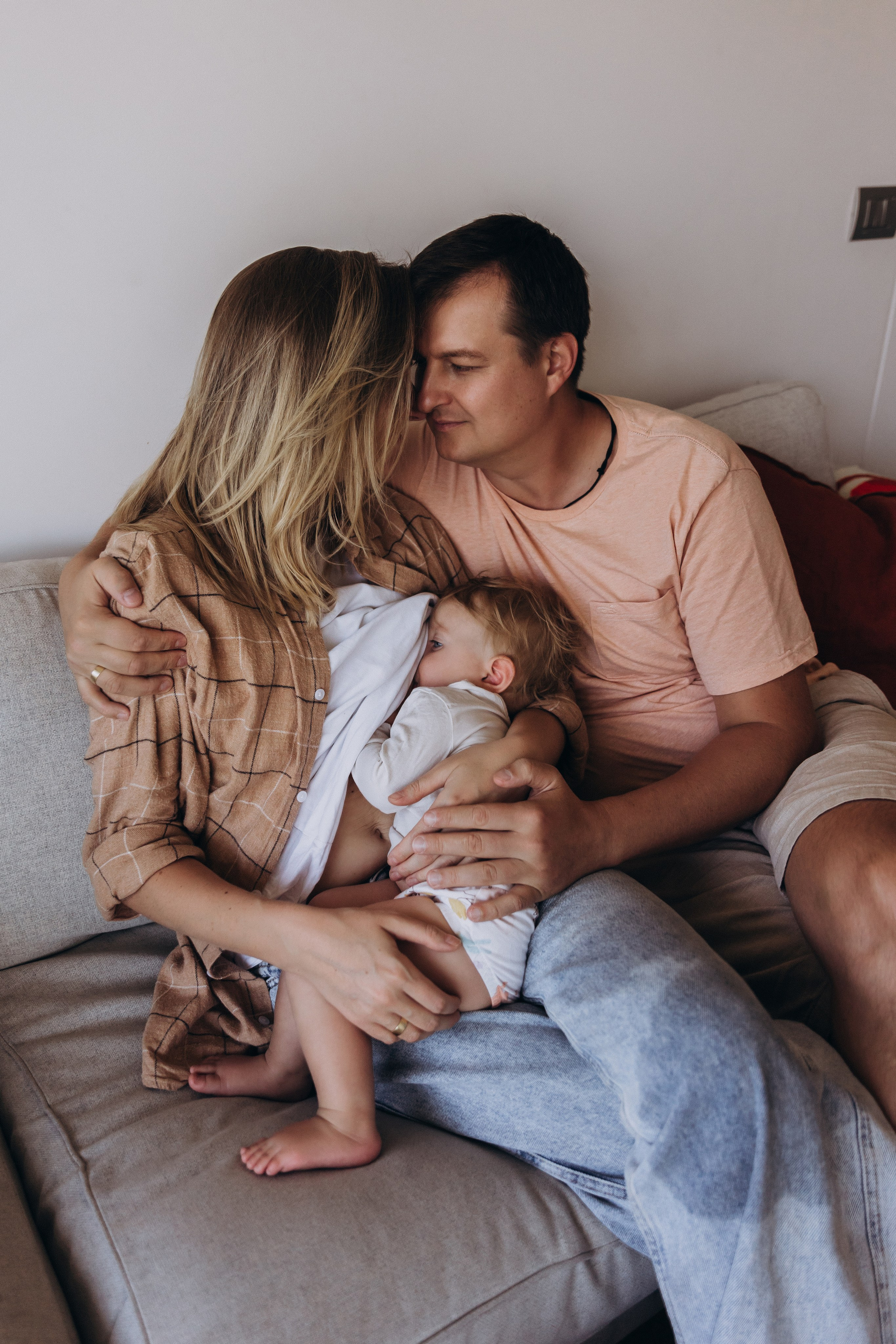 Lifestyle Family Photoshoot at Home — Cozy & Authentic Moments. Photographer in Santiago, Chile Anna Almazova