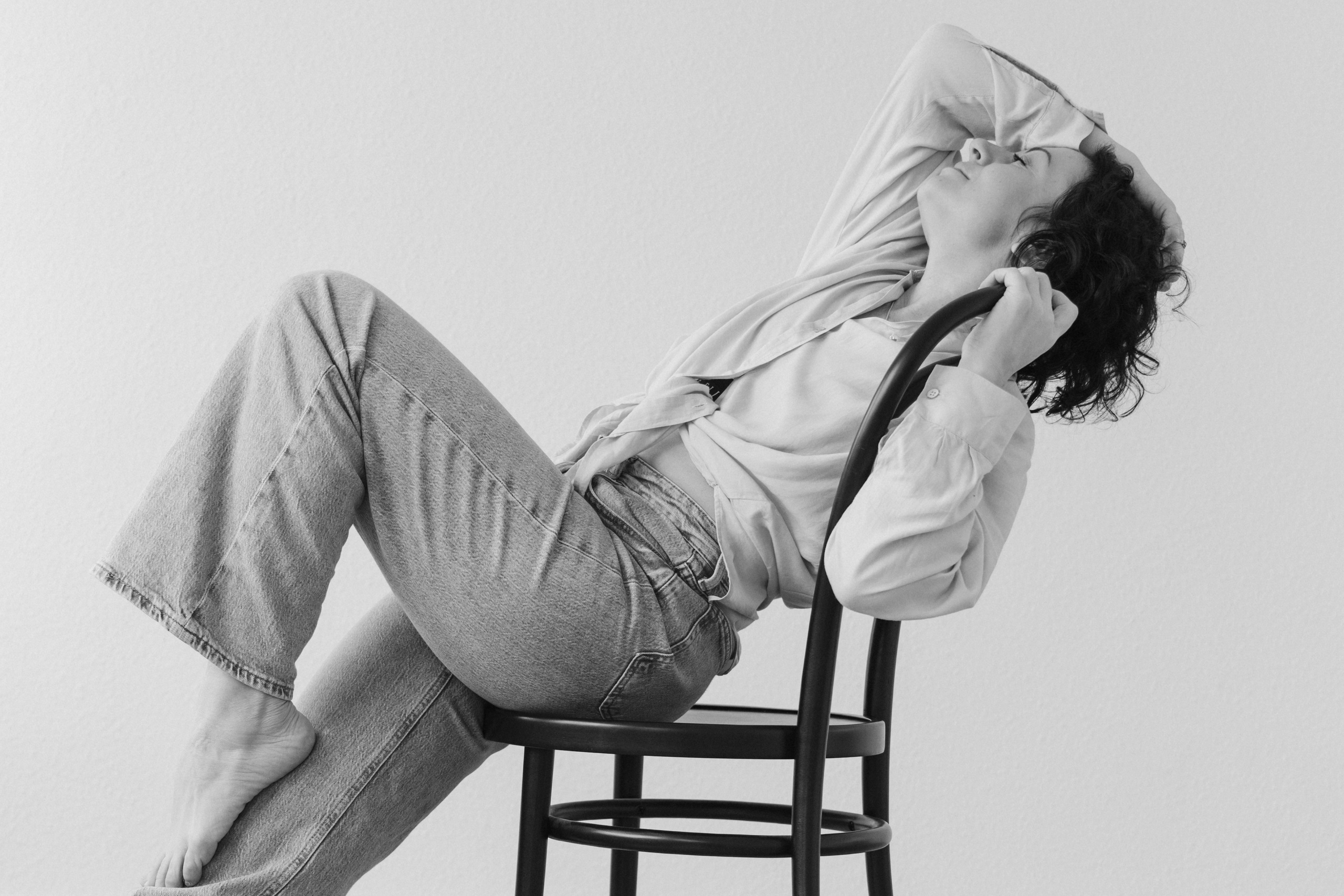 Fotoshooting im Studio mit weißem Licht. Schwarz-weiß Fotografie in Münster. Fotografin Viktoria Roschen